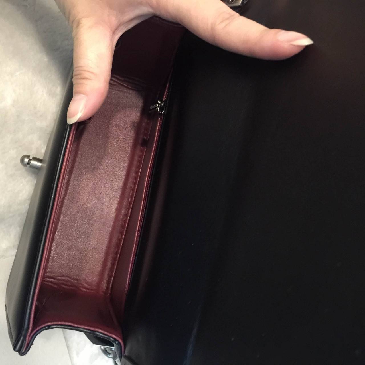 Zara Quited Boy Bag ตัวกระเป๋าอยู่ทรง ทำจากหนังแกะสังเคราะห์นิ่ม-ตึงสวย สายโซ่ มีที่รองไหล่ สะพายสบายคะ สายปรับ สั้น ยาวได้คะ ใบนี้ทรงมินิกะทัดรัด สายยาว ปรับได้ แบบสั้นและยาวได้ 2 ระดับ ไม่ต้องพูดถึงความสวยเยอะ เพราะยอดขายถล่มทลาย ไม่มีไม่ได้แล้ว !