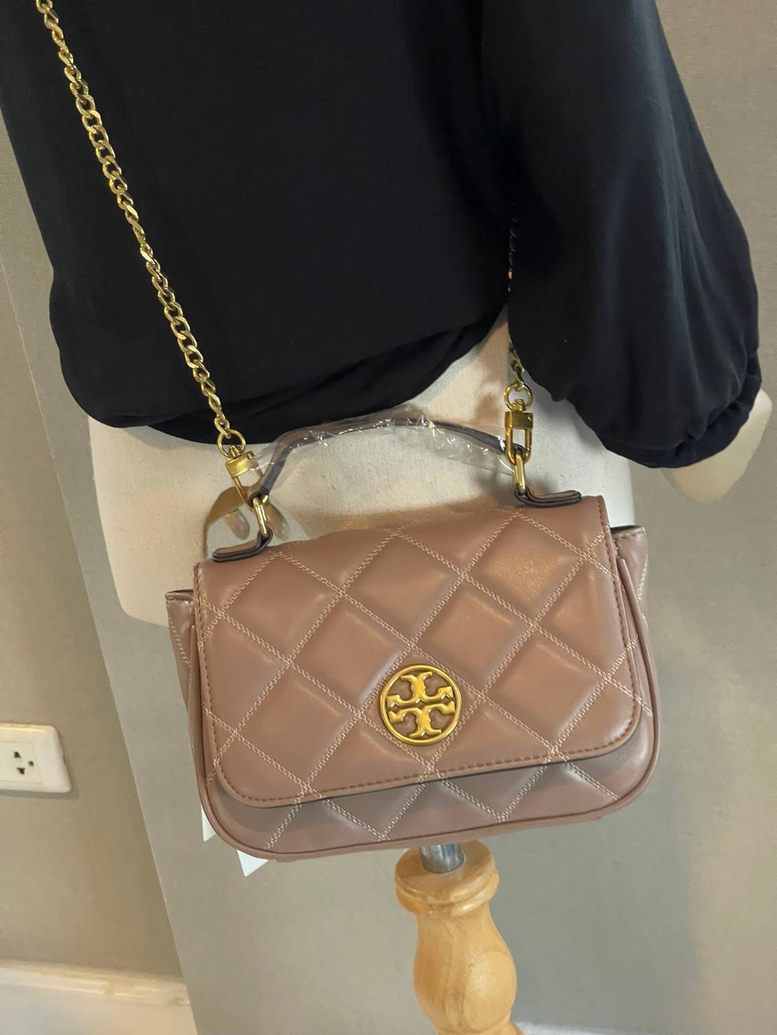Tory burch crossbody and mini top handle Bag กระเป๋าถือที่มีดีไซน์แสนจะธรรมดาแต่ให้ลุดสุดชิด โดยลวดลายการเดินด้ายกระเป๋าที่มีรสนิยมดูแล้วคลาสสิค ตัวกระดุมของกระเป๋าเปิด-ปิดได้ง่าย หนังมีความนิ่ม จะถือก็ให้ความเก๋ได้อีกแบบ เหมาะกับการไปเที่ยวทั้งในวันสบาย