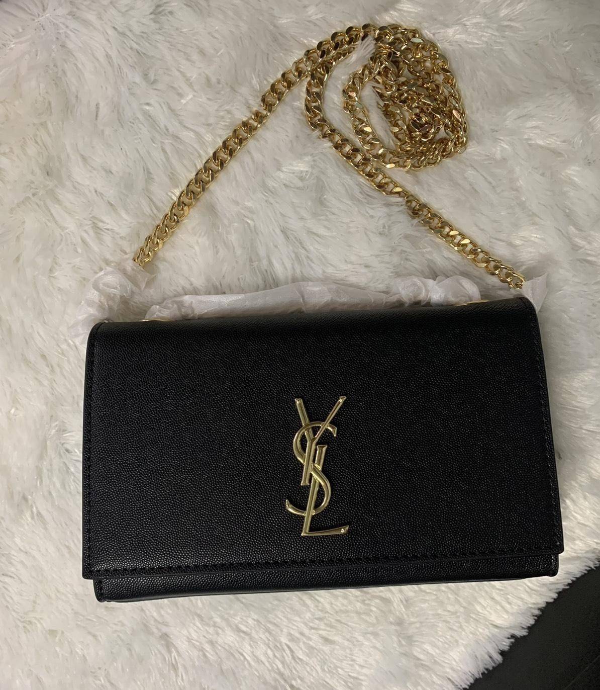 SAINT LAURENT Kate Medium leather shoulder bag VIP GIFT WITH PURCHASE (GWP) พรีเมี่ยมกิ้ฟ Limited Edition จาก YSL DUTY FREE COUNTER วัสดุหนังแกะสังเคราะห์ ลวดลายคล้ายหนังคาเวียร์ หนังสวย ใช้ทน อะไหล่ทองทั้งใบ ด้านหน้าประดับโลโก้แบรนด์ ขนาดกระทัดรัดกำลังดี