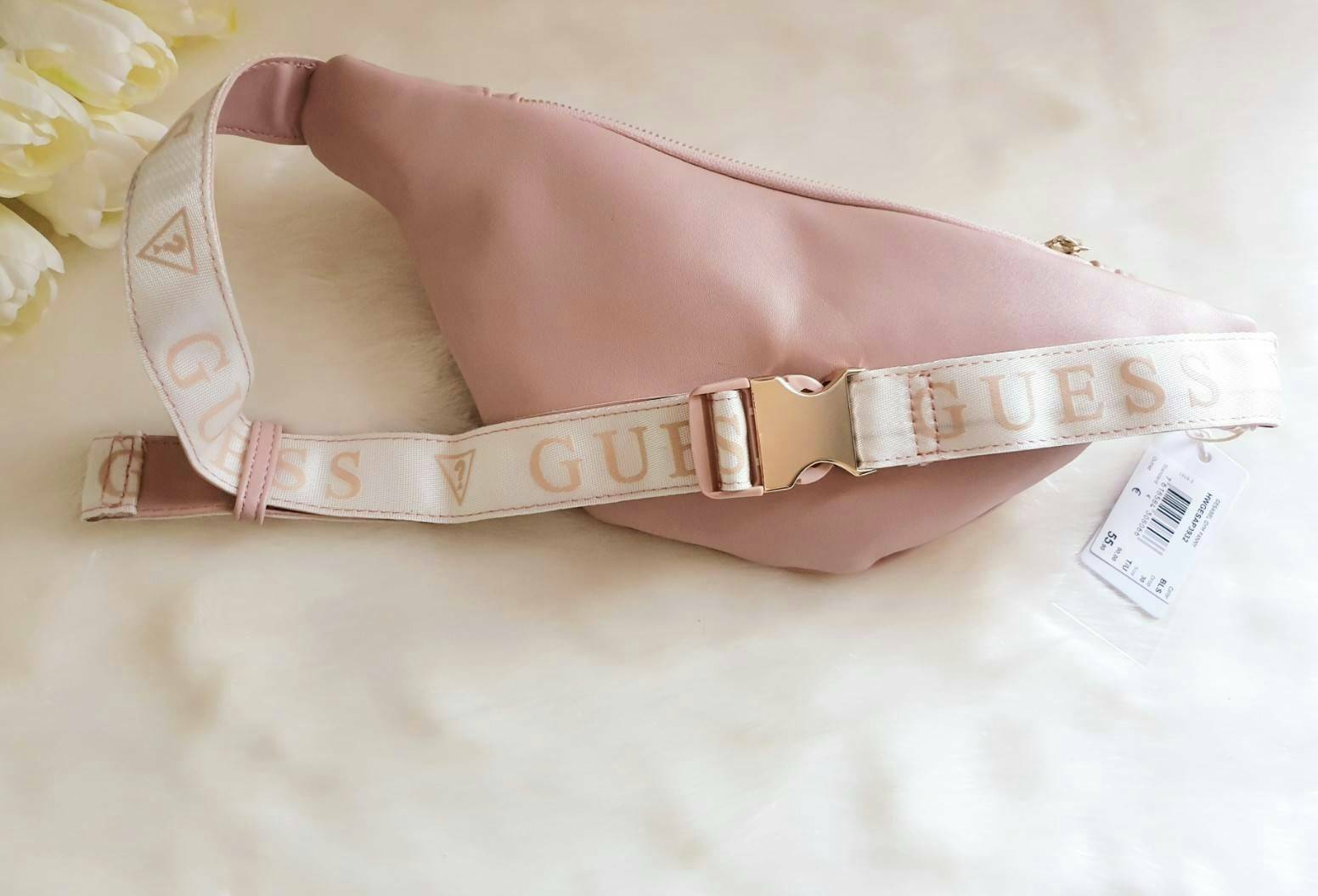 GUESS GESABEL GYM FANNY PACK กระเป๋าหนังคาดเอว/อก ด้านหน้าปั๊มโลโก้แบรนด์ทรงสามเหลี่ยม ตัวกระเป๋าเปิดปิดด้วยซิปใช้งานง่าย มี 2 ช่องซิป มีลูกเล่นซ่อนซิปหน้าคาดปิดด้วยสายพิมพ์โลโก้ ภายในกระเป๋าโล่งกว้าง สามารถใส่มือถือได้ทุกรุ่น จุของได้เยอะ รับรองถูกใจสาวๆ