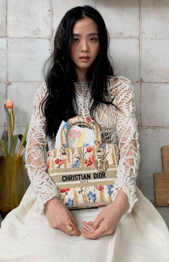 DIOR WOMEN MEDIUM LADY D-LITE BAG VIP GIFT WITH PURCHASE (GWP) พรีเมี่ยมกิ้ฟ Limited Edition จาก DIOR DUTYFREE COUNTER วัสดุหนังแท้ Calfskin หุ้มด้วยผ้า Cannage อีกชั้นและปักลวดลาย 'Dior Palm' กระเป๋า Lady D-Lite ผสมผสานความสง่างามและคลาสสิกที่เ