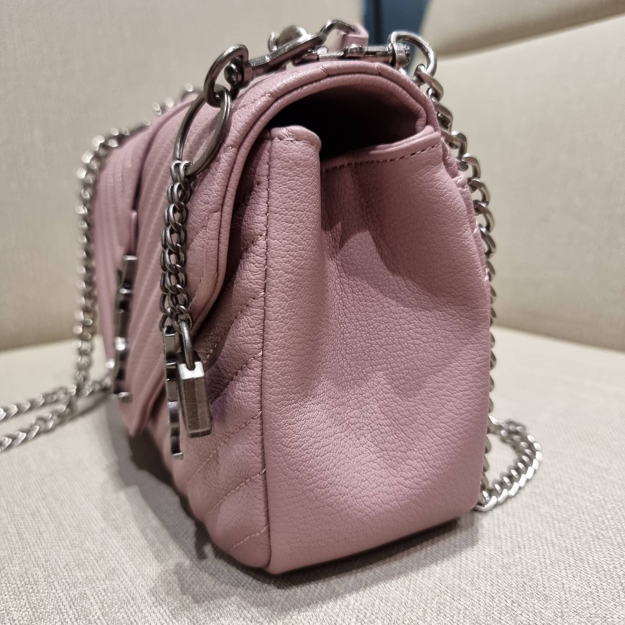 Yves Saint laurent crossbody boutique vip bag กระเป๋าสะพายไหล่ ดีไซน์ทรงสวยหรู พิเศษ แถมฟรี พวงกุญแจห้อยโลโก้ ดูแพงไปหมดจริงๆไอเท็มนี้ วัสดุหนังสังเคราะห์ลายคาร์เวีย เปิด-ปิดด้วยกระดุมแม่เหล็ก ภายในโล่งกว้าง แบ่งสัดส่วนไว้อย่างดี มาพร้อมหูจับในตัว และสายส