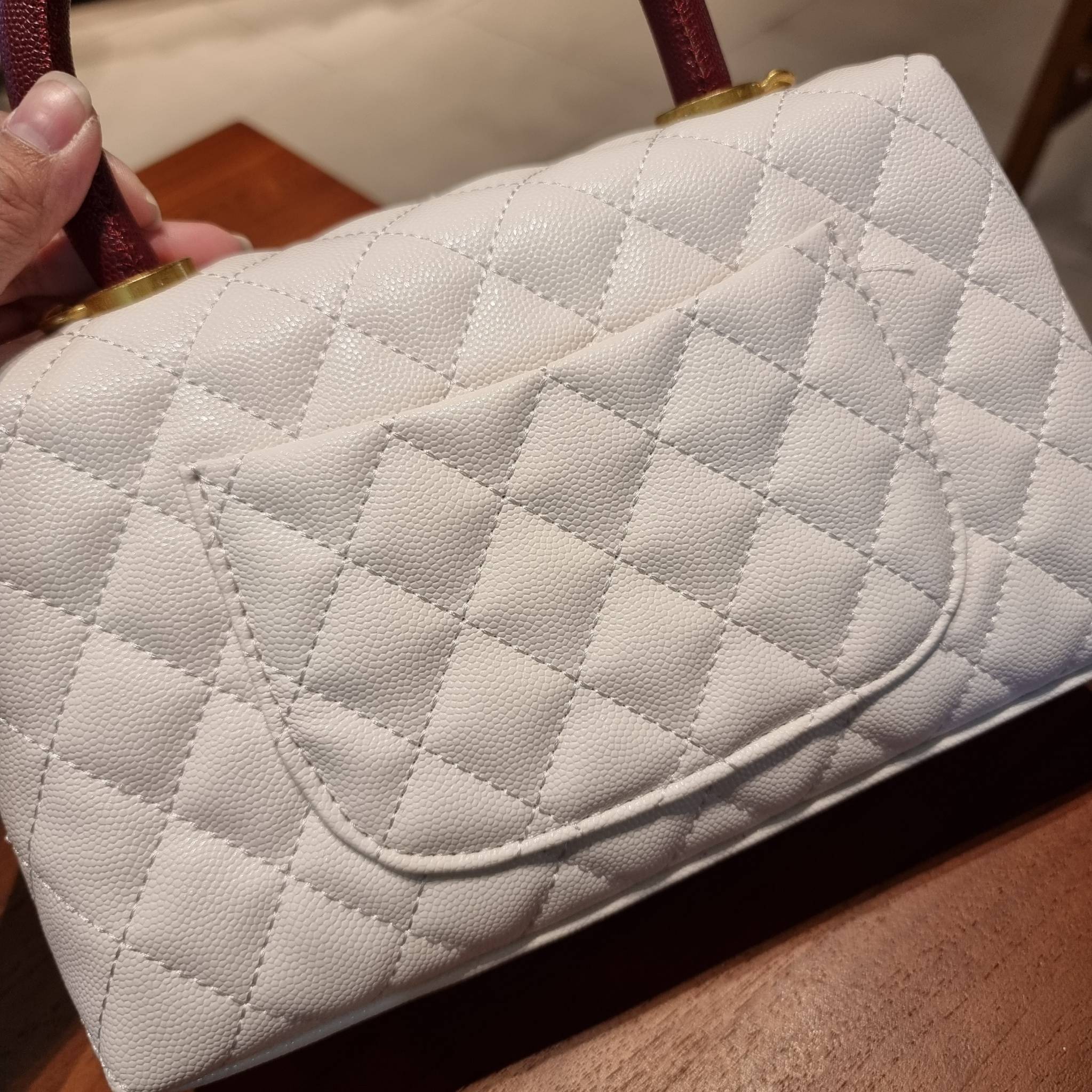 VIP 】รุ่นยอดฮิตตลอดกาล ไซส์กำลังสวย!! จากแบรนด์ Chanel กระเป๋าถือ/สะพาย หนังลายคาเวียร์ โลโก้เด่นชัด เปิด-ปิดกระเป๋าด้วยตัวบิดล็อค อะไหล่สีทองหรู ทรงสวยผู้ดี ภายในกระเป๋ามีช่องโล่งกว้างจุของได้พอสมควร มีช่องซิปแบ่งสัดส่วน ด้านหลังมีช่องเก็บของจุกจิกอีก 1 