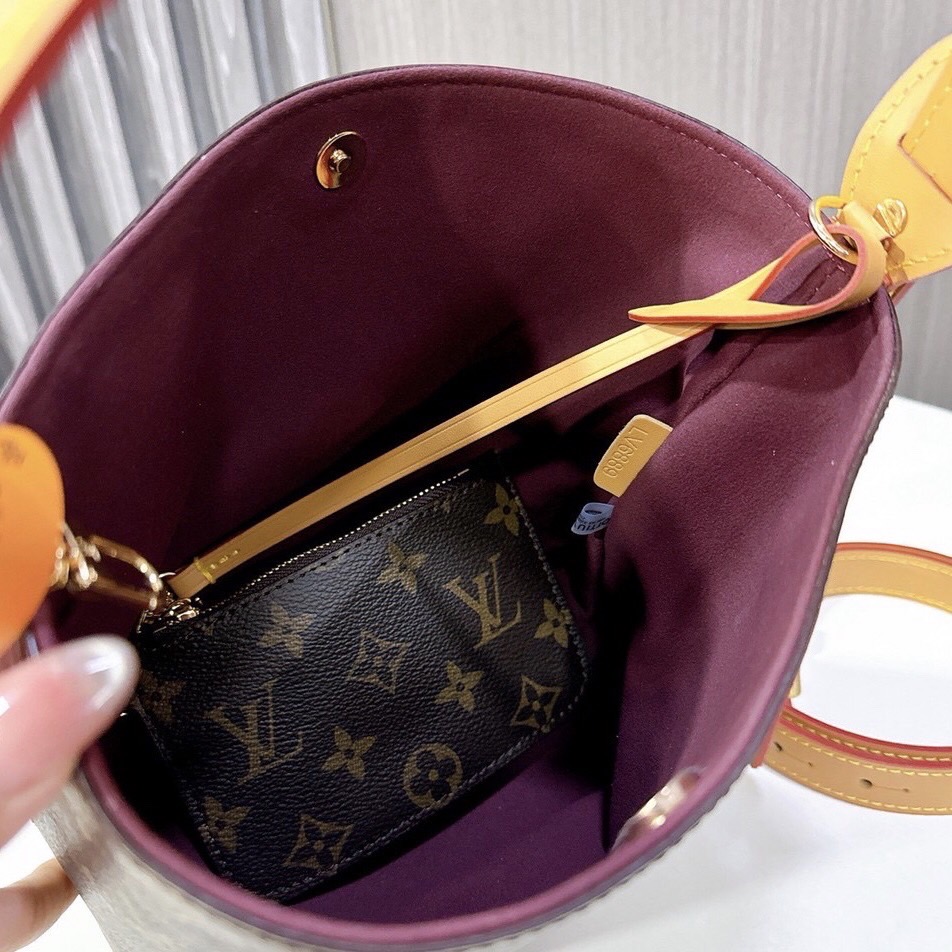 LV All In BB bag Monogram Canvas กระเป๋าทรงบัคเก็ต สุดไอคอนิกยกระดับความหรูหรา ปรับทรงใช้งานได้ 2 แบบ คุ้มแบบไม่มีเบื่อ มาพร้อมใบลูกเข้าเซ็ทแยกใช้งานได้