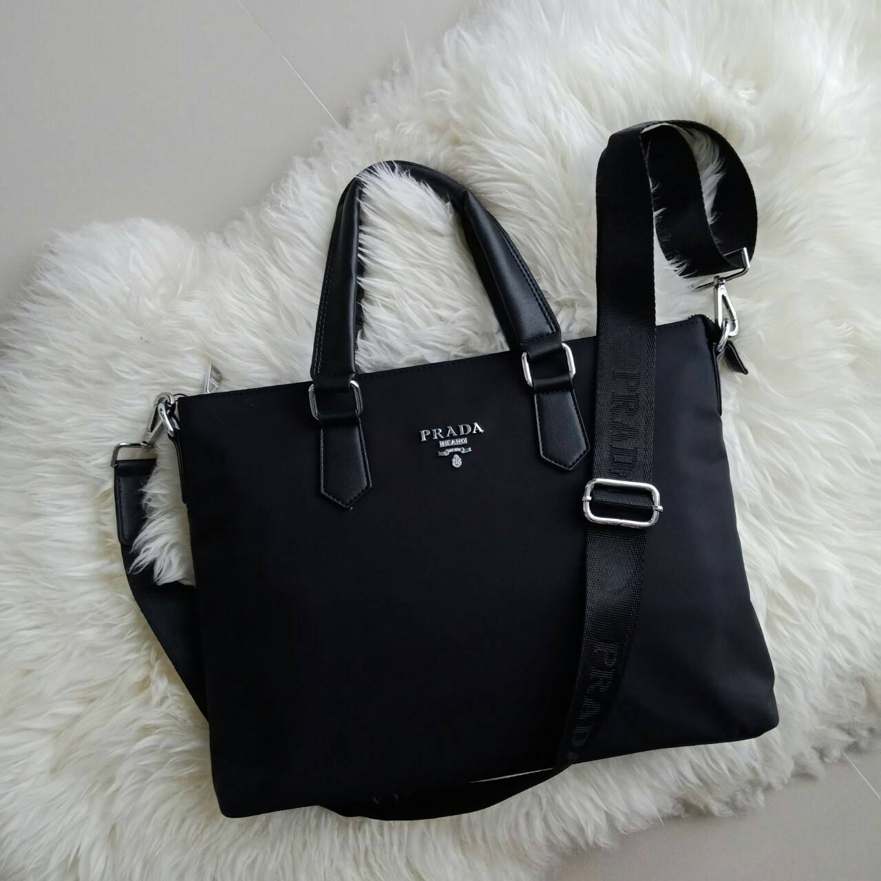 PRADA VIP GIFT NYLON HANDBAG ทรงสวย สุดคลาสสิค อยู่ทรง สวยหรูมากคะ วัสดุทำจากNylon คุณภาพดีสามารถกันน้ำได้ จะถือก็หรู จะสะพายก็ได้คะ ขนาดกลางๆ จุของได้เยอะ ใส่สมุด หนังสือ Ipad Labtop ได้สบายๆคะ ใช้ได้ทั้งคุณผู้หญิง และ คุณผู้ชายเลยคะ ดูดีมีคลาส มากๆคะ รุ
