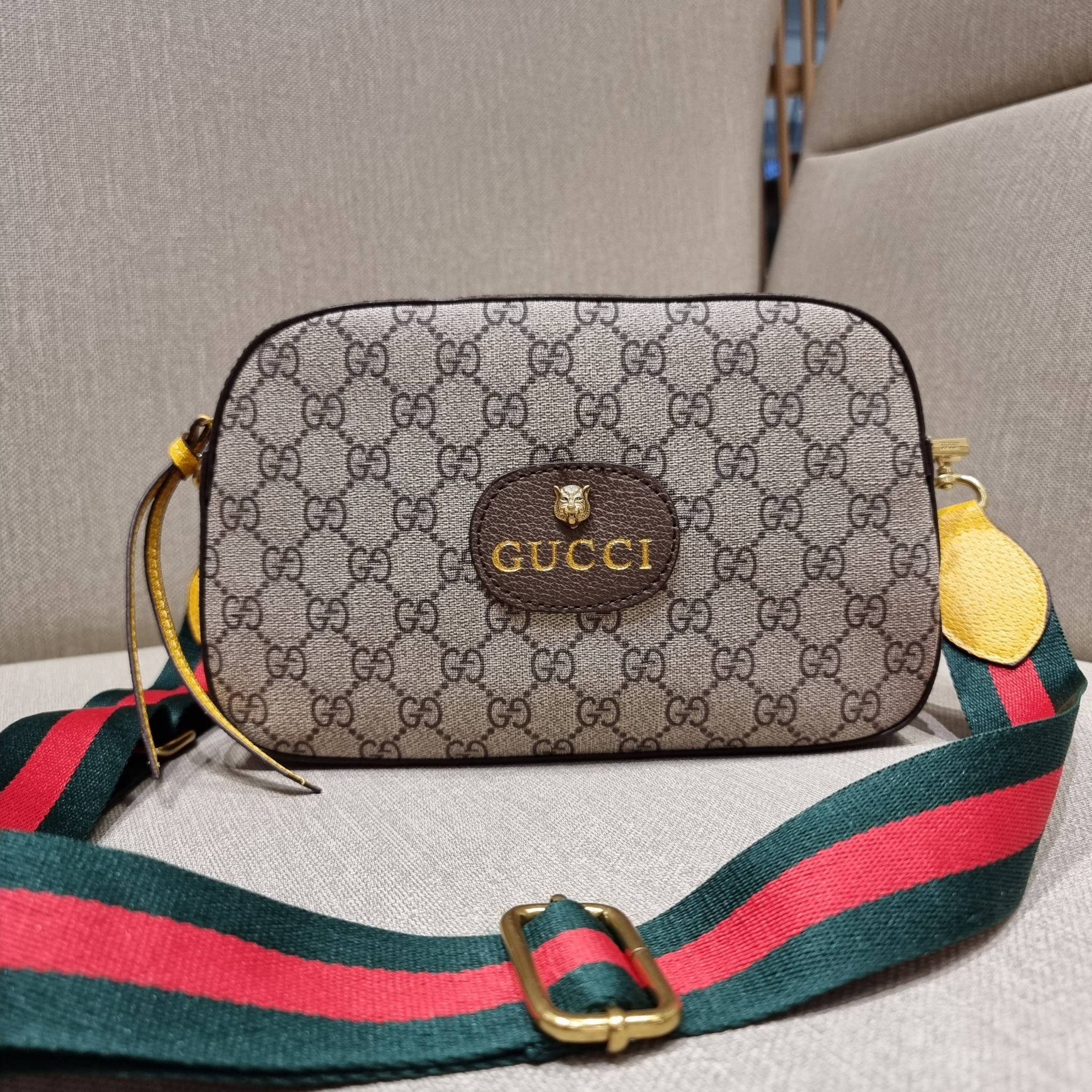 VIP 】GC STRAP SHOULDER BAG กระเป๋าสะพายข้างวีไอพีจากเคาน์เตอร์ duty free วัสดุหนังแคนวาสทนทาน ทรงสวย โดดเด่นตรงสายสะพายสีสดใสเป็นเอกลักษณ์ ตัดกันกับกระเป๋าได้อย่างลงตัว เปิด-ปิดกระเป๋าด้วยซิป รูดใช้งานง่าย ภายในโล่งกว้าง มีช่องแยกให้ ใส่ของสำคัญได้สบายๆ ส