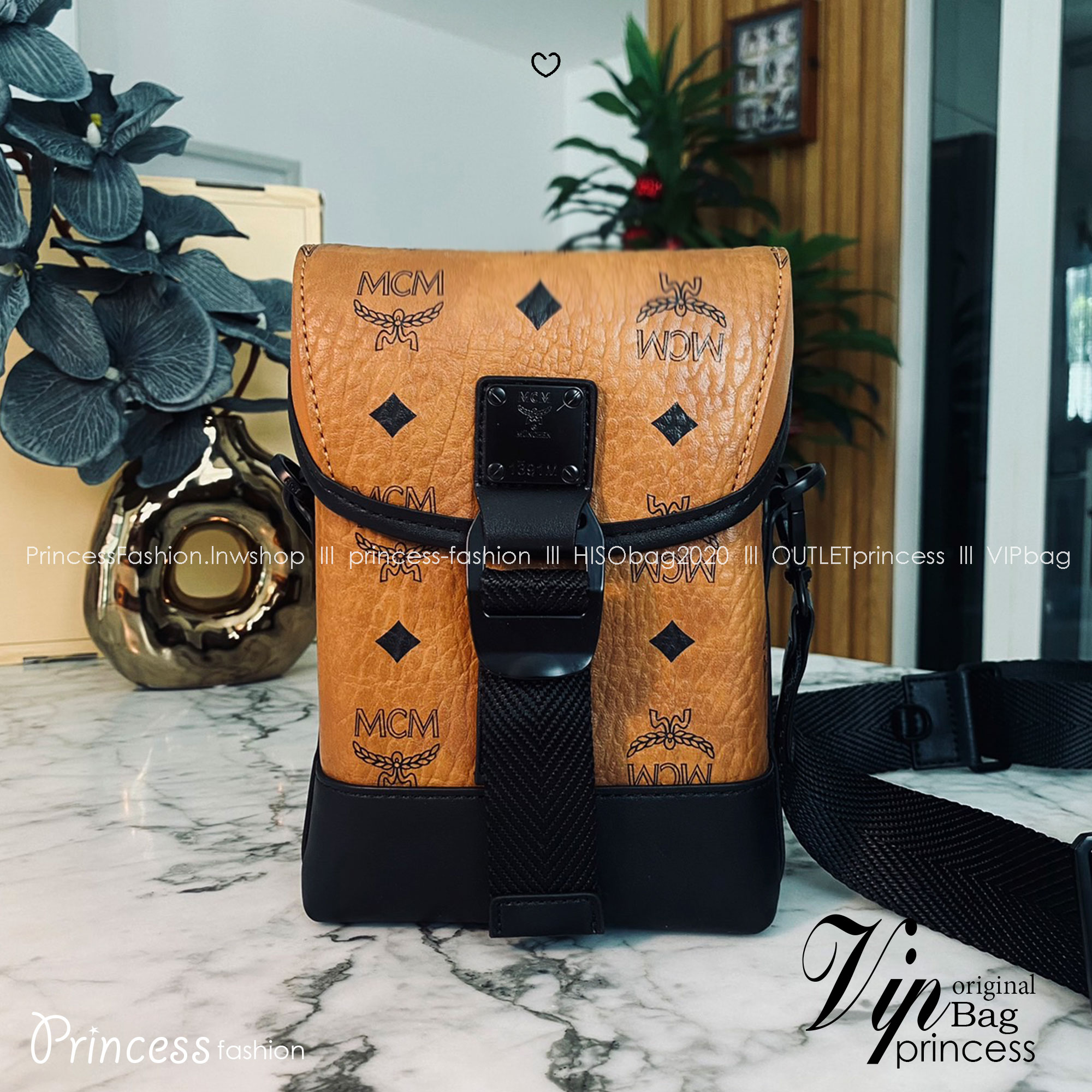 M.C.M Small Aren N/S Crossbody in Visetos Cognac คอลใหม่เอาใจหนุ่มๆ สั่งก่อนหล่อก่อนน้าา!! กับกระเป๋าสะพายข้างสุดชิค ที่ดูดีมีเสน่ห์มากๆ เห็นแล้วก็ต้องหลงแน่นอน