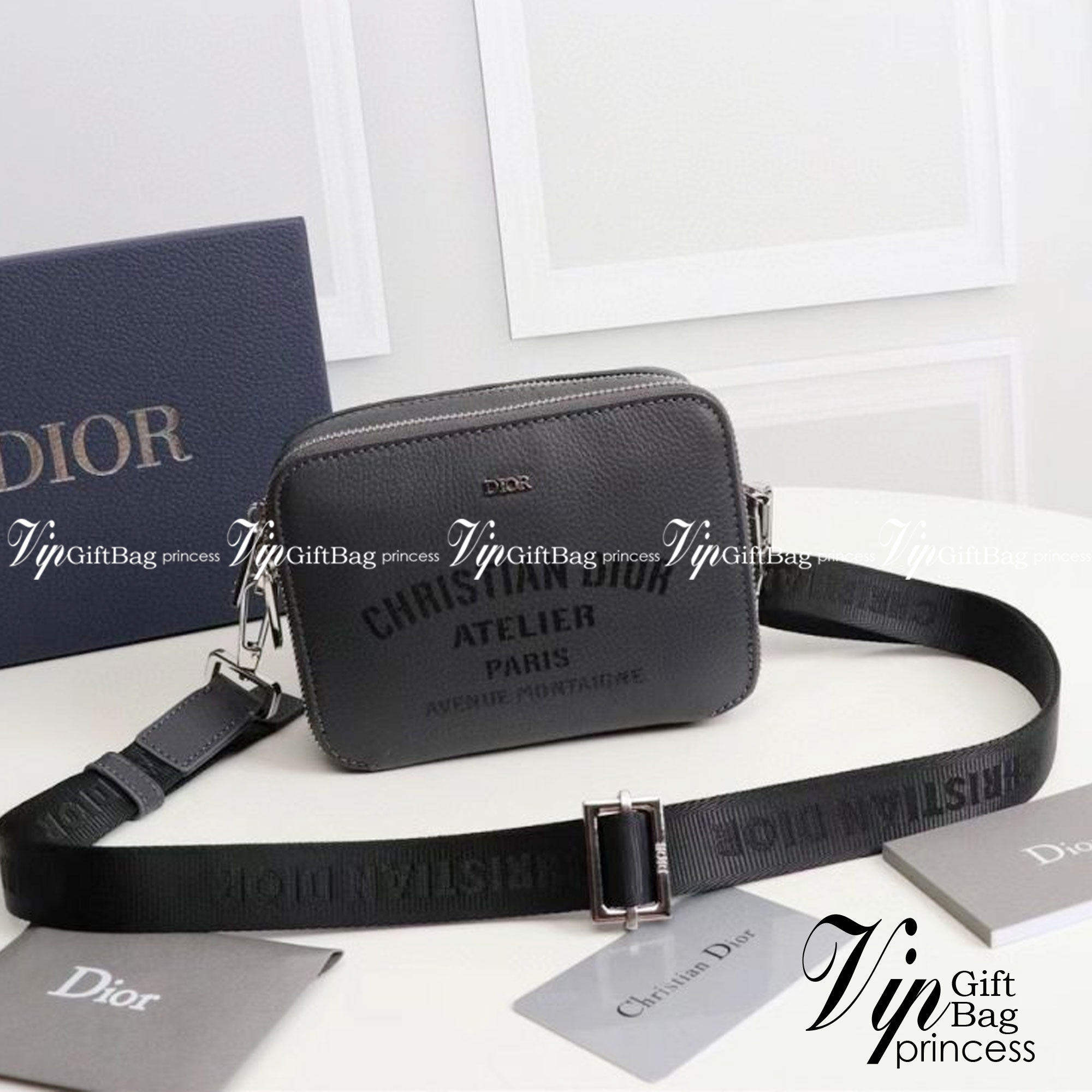 DIOR Grained Calfskin Double Zip Crossbody Pouch / DIOR WITH ATELIER SIGNATURE DARK GRAY GRAINED CALFSKIN POUCH WITH SHOULDER STRAP BAG เกรดเทพออริจินอล หนังแท้ ภาพถ่ายจากสินค้าจริง ใช้งานต่างประเทศได้