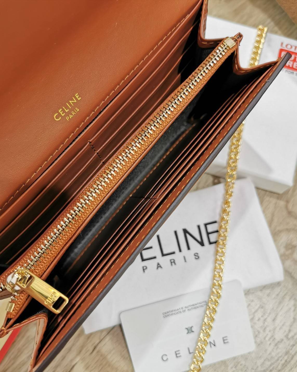 พรีเมี่ยมกิ๊ฟแท้ 100% 】CELINE LONG WALLET BAG VIP GIFT WITH PURCHASE-GWP กระเป๋าพรีเมี่ยมกิ๊ฟ Limited จาก CELINE HAUTE PARFUME DUTYFREE COUNTER วัสดุ Triomphe Canvas สวยอยู่ทรงเปิดปิดด้วยฝาปิดประดับโลโก้แบรนด์สีทองด้านหน้า ภายในมีช่องแบ่งเยอะมากค่ะ