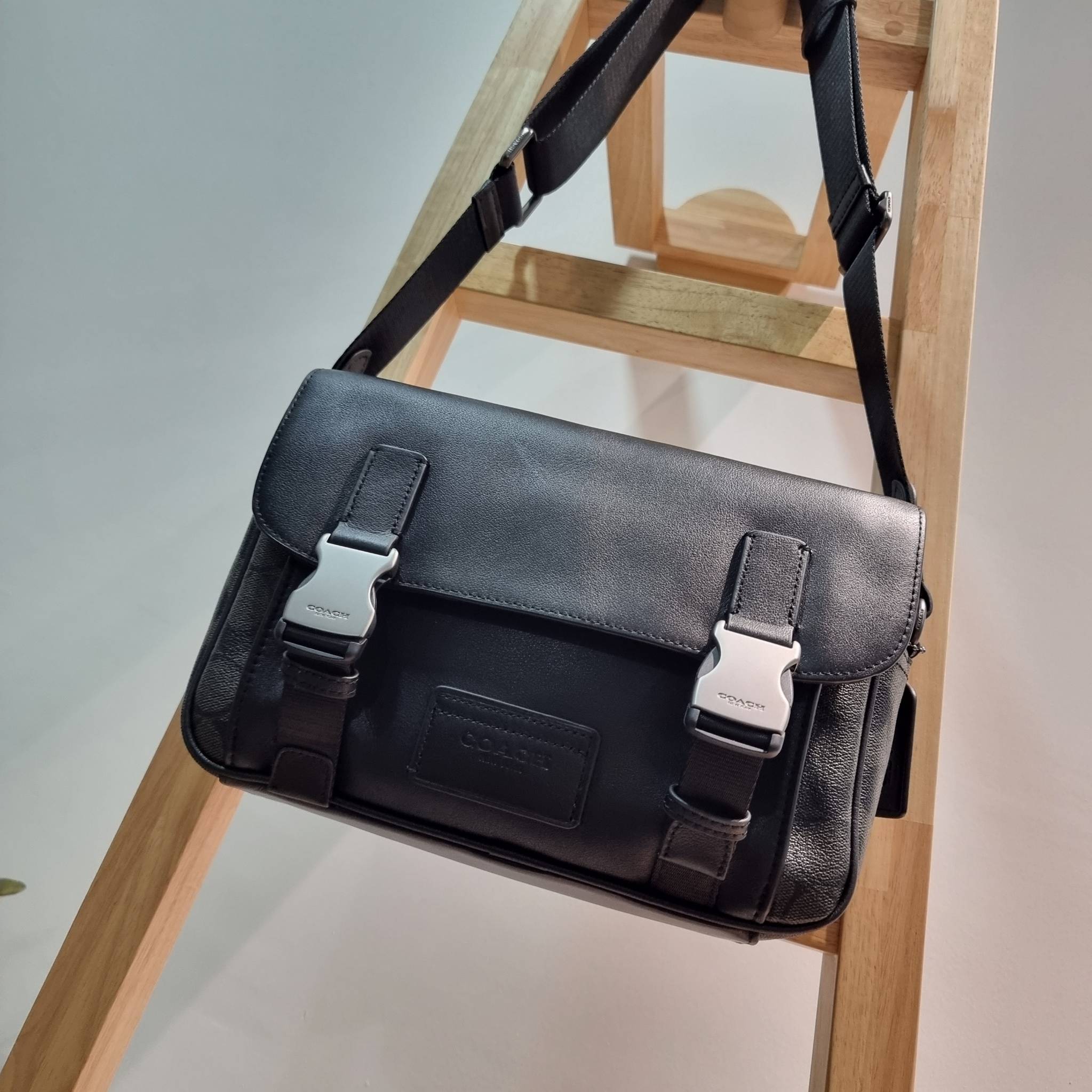 Coach Track Crossbody In Signature Canvas C3747 หล่อบอกต่ออีกหนึ่ง กระเป๋าสะพายทรงแมสเซ็นเจอร์ รุ่นเอาใจหนุ่มๆ ดีไซน์คลาสสิค สุดหรู ดูแพง วัสดุหนังแท้สลับหนังแคนวาส ฝากระเป๋ามีตัวล็อคแน่นหนา เปิดมามีซิปปิดกันหล่นได้อีก ด้านหลังมีช่องย่อย ภายในโล่งกว้าง แบ