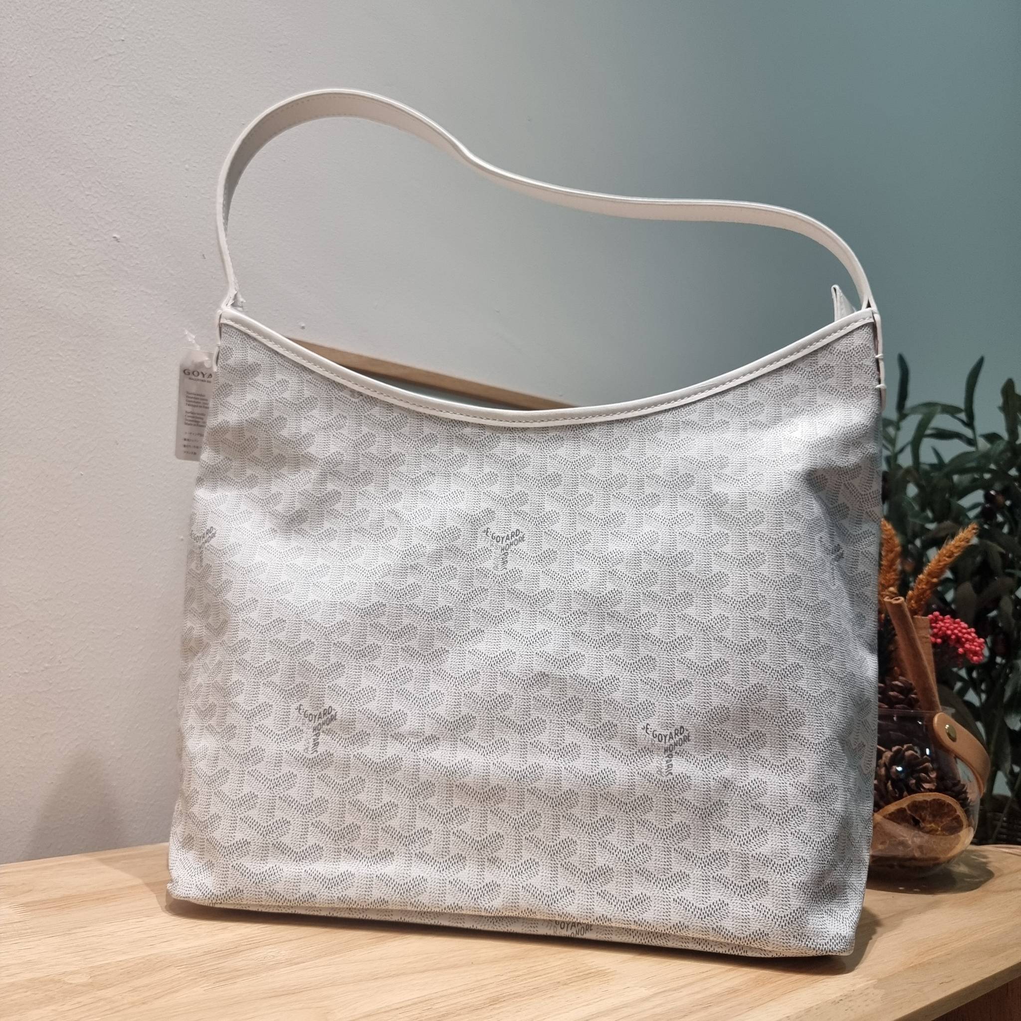 GOYARD BOHEME HOBO BAG / GOYARD HOBO กระเป๋าสะพายทรงโฮโบ ใบใหญ่จุใจ!! มาครบสีขายดี เลิศทุกสี รูปทรงคลาสสิค ดีไซน์เป็นเอกลักษณ์ วัสดุหนังแคนวาสพิมพ์ลายสวยคม ปากกระเป๋ามีซิปเปิด-ปิดกันของหล่นได้ ภายในโล่งกว้างมาก มาพร้อมสายคล้องในตัว ทนทาน สะพายสวยๆได้ทุกวั