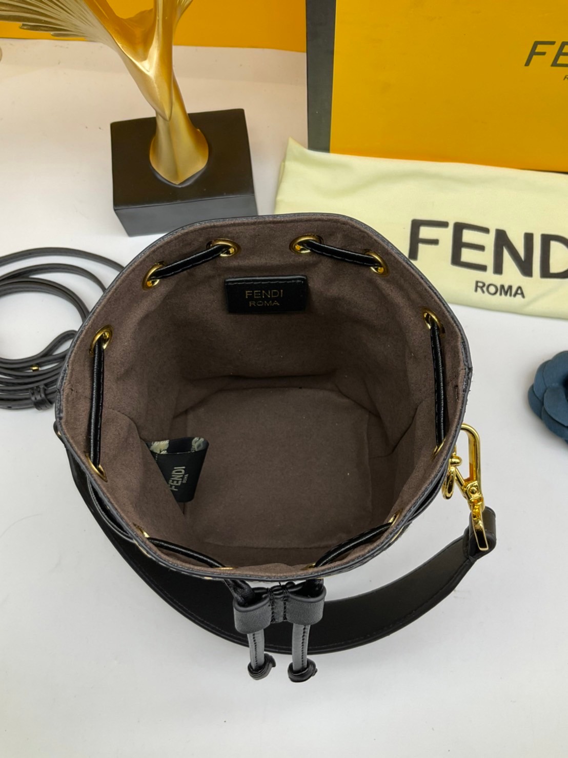 FENDI Mon Tresor Beige and black straw mini bag / Mon Tresor bucket bag made of natural-coloured woven straw with a moss-stitch effect, with black straw Fendi lettering. กระเป๋าสะพายทรงบัคเก็ตมินิน่ารัก อะไหล่ปั้มแบรนด์สีทอง Rare items เด็ดๆแบบนี้ห้ามพลาด