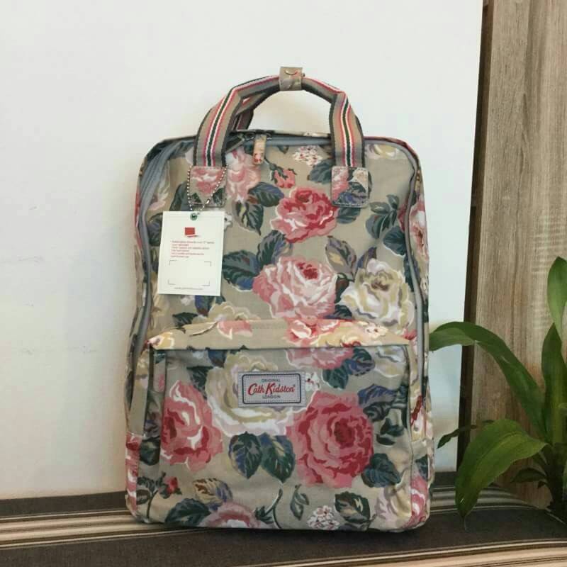 Cath Kidston Backpack Bag กระเป๋าสะพายสไตล์ vintage เป็นอีกรุ่นที่สาวๆ ถามถึงเยอะค่ะ วัสดุเป็น Canvas เคลือบ PVC กันน้ำ ทำความสะอาดง่าย น้ำหนักเบา เปิดปิดด้วยซิปรอบสะดวกใช้ ด้านหน้าประดับโลโก้ Cath Kidston พร้อมช่องซิปเล็กด้านนอกใส่กระเป๋าสตางค์ มือถือได้