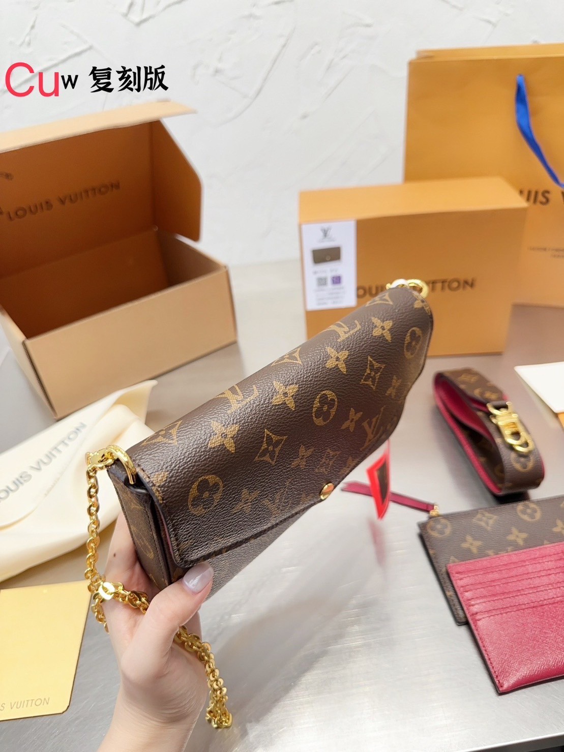 LV Felicie Pochette Monogram Bag / LV Felicie Chain wallet กระเป๋าสะพายข้างหรือถือแบบคลัทออกงาน พร้อมสายโซ่ และสายสะพายทรงสปอร์ตสุดคุ้มใช้งานง่าย