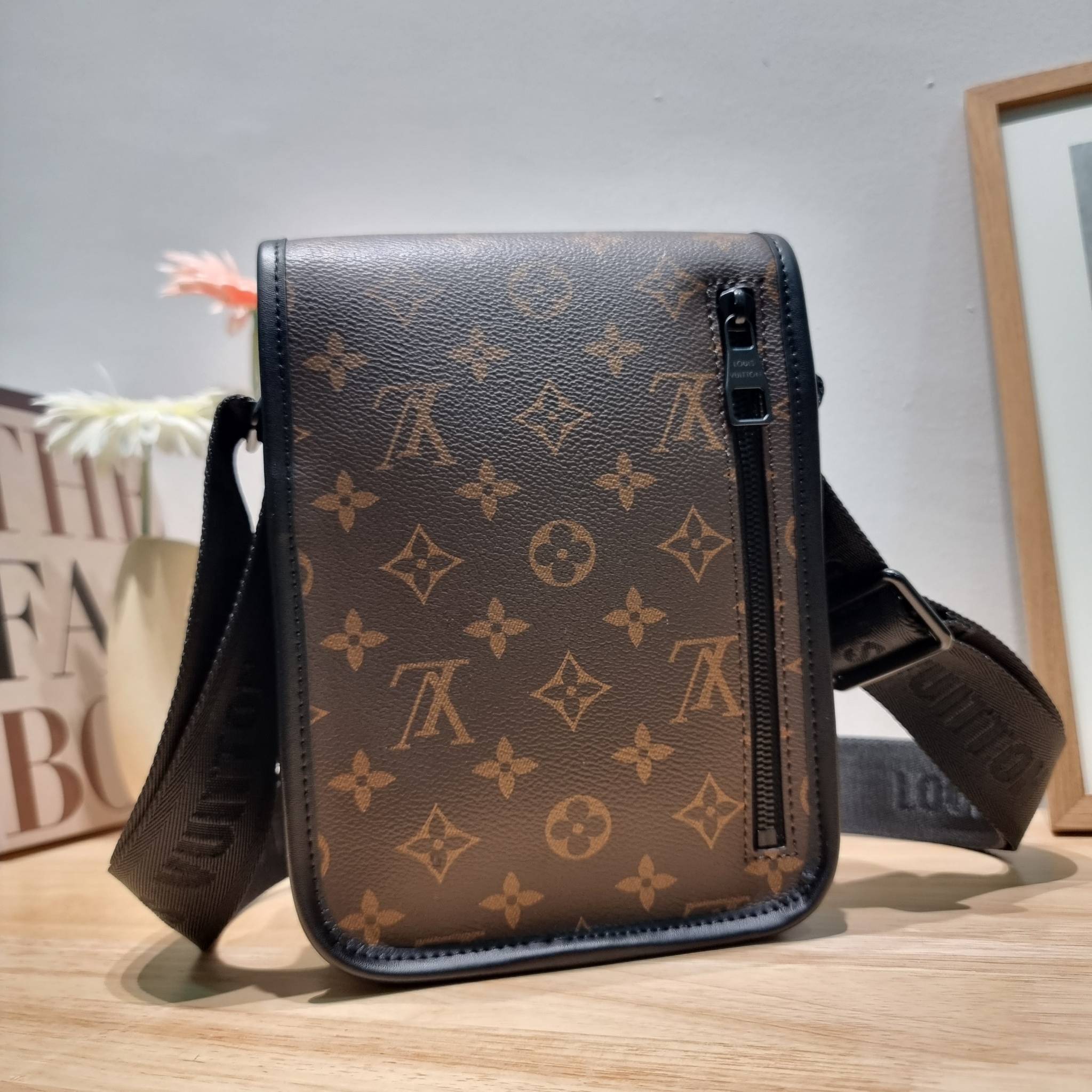 LV S-Lock Vertical wearable wallet กระเป๋าสะพายข้างสำหรับหนุ่มๆ LV crossbody bag ใหม่ล่าสุด ได้ชิคๆเท่ๆก่อนใคร ไม่ต้องรอพรีฯ ราคาดีวัสดุหนังแคนวาสคุณภาพดี ดีไซน์ดูแพง