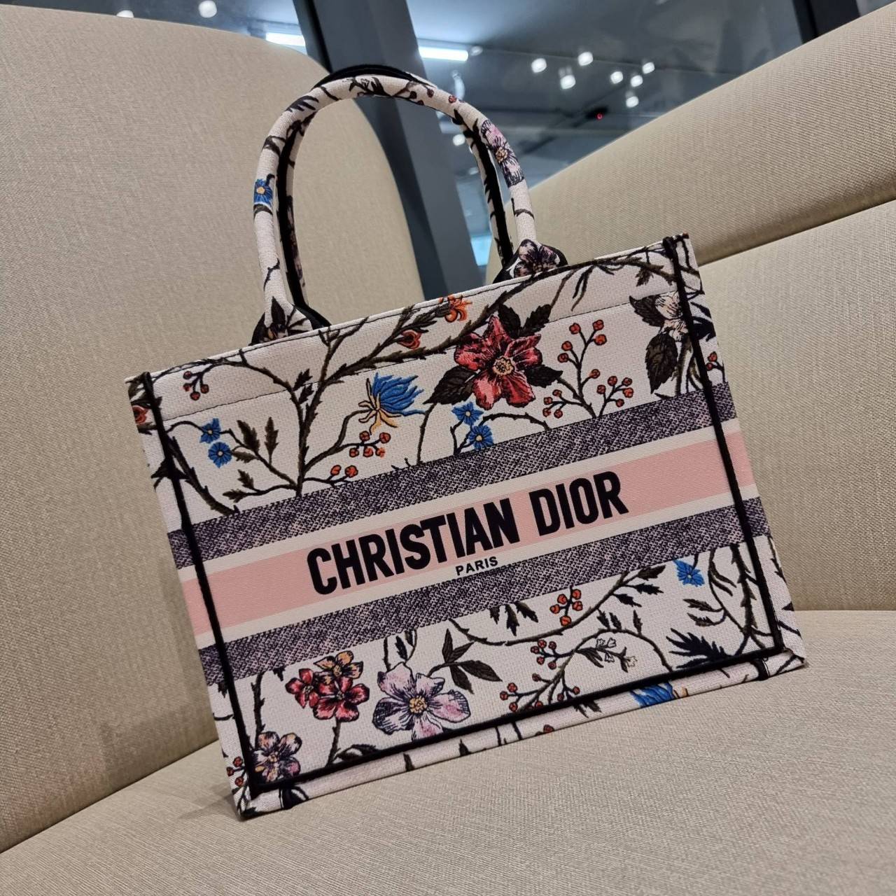 VIP 】HOT ARRIVAL!! DIOR CD SHOPPING BAG WITH GWP กระเป๋าทรงช้อปปิ้งใบใหญ่ จุใจ!! พรีเมี่ยมกิ๊ฟรุ่นดับเบิ้ลฮอต ดีไซน์คลาสสิควินเทจ สวยหรู วัสดุผ้าแคนวาสลายกราฟฟิค ภายในโล่งกว้างมากๆ ใส่ของจุสุดๆ โน้ตบุ้ค ไอแพด กระเป๋าสตางค์ มือถือ หรือเสื้อผ้ายังได้ สะพายค