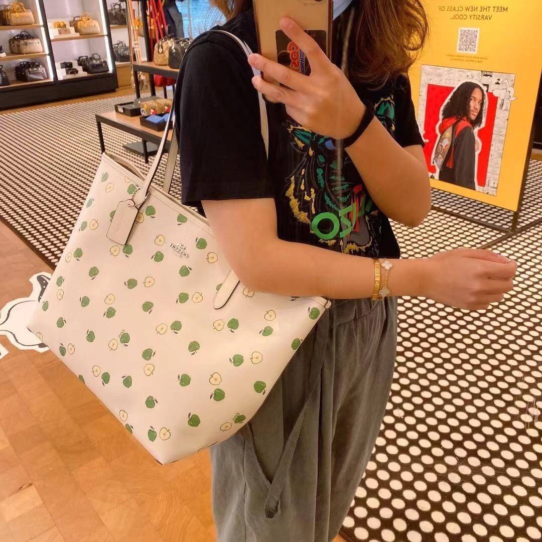 OUTLET 】COACH C4119 CITY TOTE WITH APPLE PRINT COACH CITY TOTE WITH POPSICLE PRINT C4277 แจกความน่ารักสดใส ด้วย 2 รุ่น กับเหล่าแอปเปิ้ลเขียวที่ยกมาทั้งสวน!! และลวดลายไอศครีมโทนชมพูแสนหวาน ดีไซน์ดึงดูดความสนใจได้ดีเลยทีเดียว กระเป๋าทรงช็อปปิ้งใบใหญ่ ที่จุย
