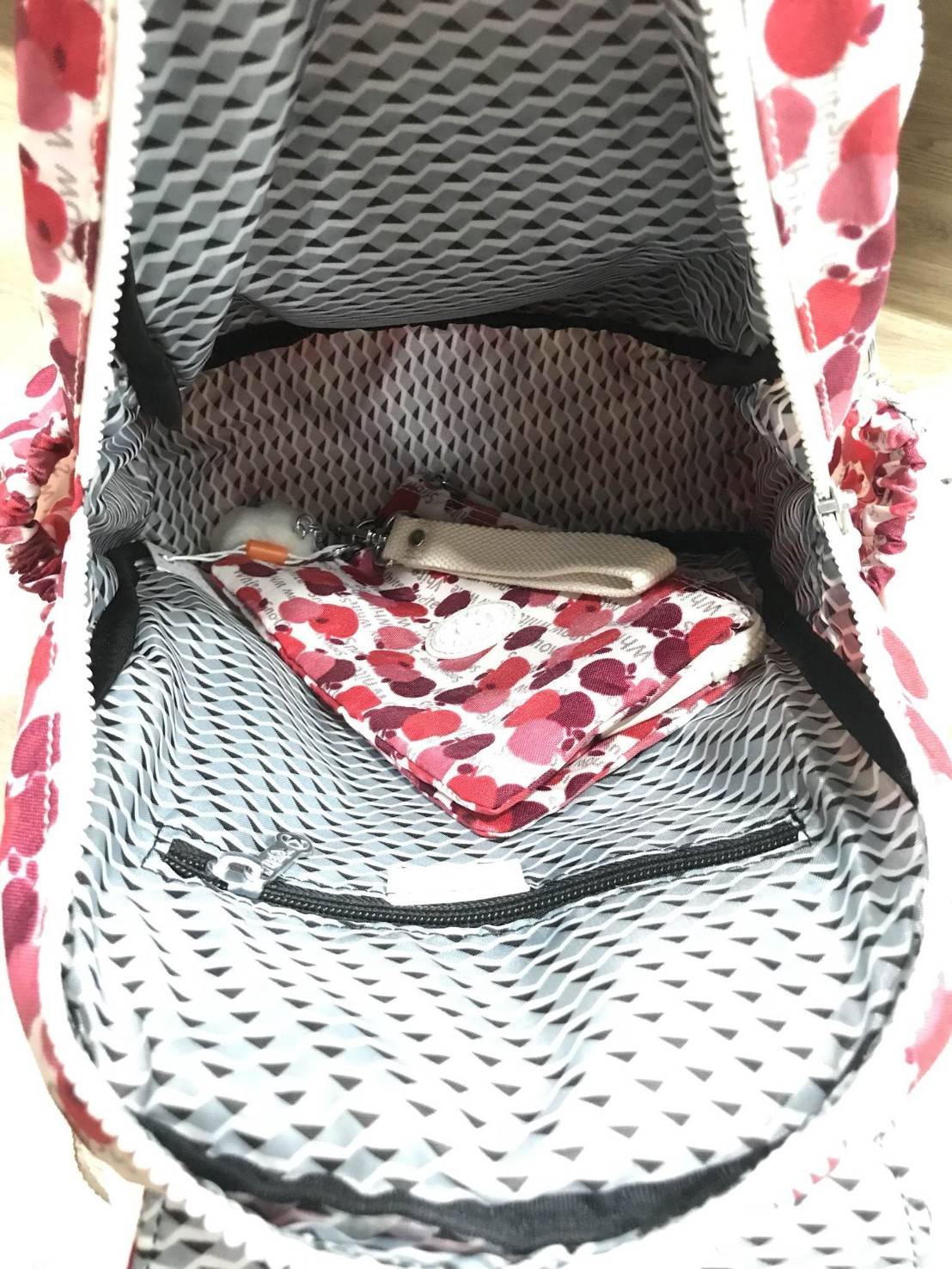 พร้อมส่งความน่ารัก! เซทสุดคุ้ม! ซื้อ1ได้ถึง2ใบ! NEW! KIPLING RAVIER DISNEY’S SNOW WHITE PRINTED BACKPACK WITH PURSE กระเป๋าเป้ Limited คอลเลคชั่น Snow White มาพร้อมกระเป๋าคล้องมือเข้าชุด Rare Items สุดๆ วัสดุ Nylon+Polyester 100% เปิดปิดด้วยฝาปิดกระดุมแม่