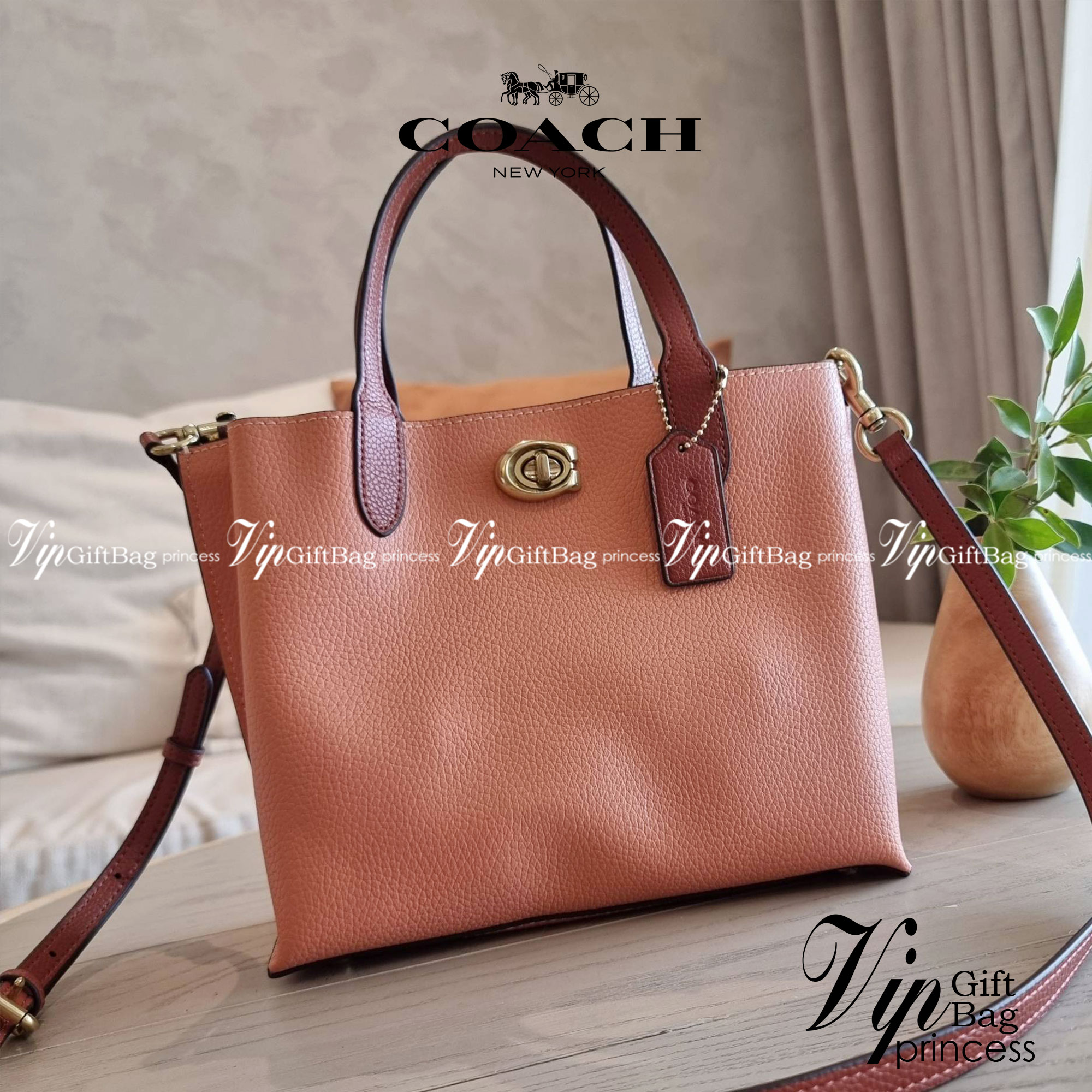 COACH C8561 C8869 WILLOW TOTE 24 IN COLOR BLOCK น้องสาวลุคลูกคุณมาแล้วจ้า กระเป๋าถือ/สะพาย ดีไซน์คัลเลอร์บล็อค ลงตัว เรียบหรู ใบจริงคือผู้ดี๊ผู้ดี ใช่ได้ทุกๆโอกาส วัสดุหนัง pepble อยู่ทรง เปิดปิดด้วยตัวบิดล็อค และอีกฝั่งเป็นกระดุมแม่เหล็ก ภายในโล่งกว้าง ใ