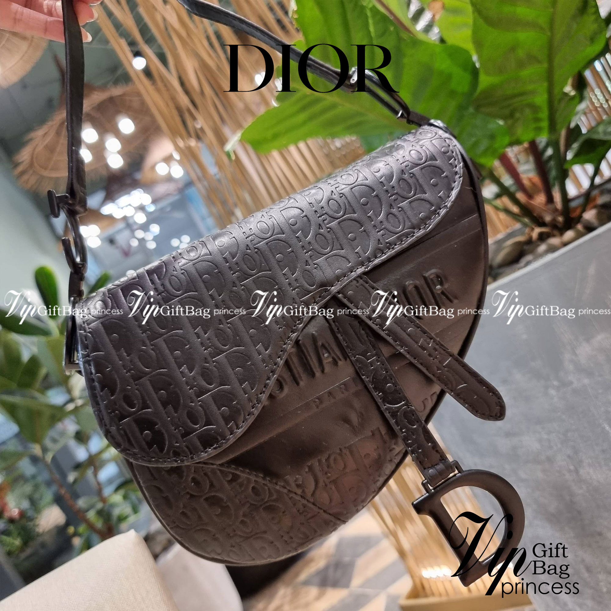 VIP CD OBLIQUE SADDLE BAG / DIOR SADDLE กระเป๋าสะพายข้าง ทรงสวยไม่ซ้ำใคร กิมมิคในตัว ดูแพง ไซส์ใหญ่ ดีไซน์ย้อนยุค เป็นเอกลักษณ์สวยทุกแบบ เปิด-ปิดด้วยกระดุมแม่เหล็กซ่อน ใช้งานง่ายมากๆ ภายในเป็นช่องโล่ง มีช่องซิป ใบสีดำเป็นหนังแท้ ใบลายเป็นผ้าแคนวาส ดูดี ดู