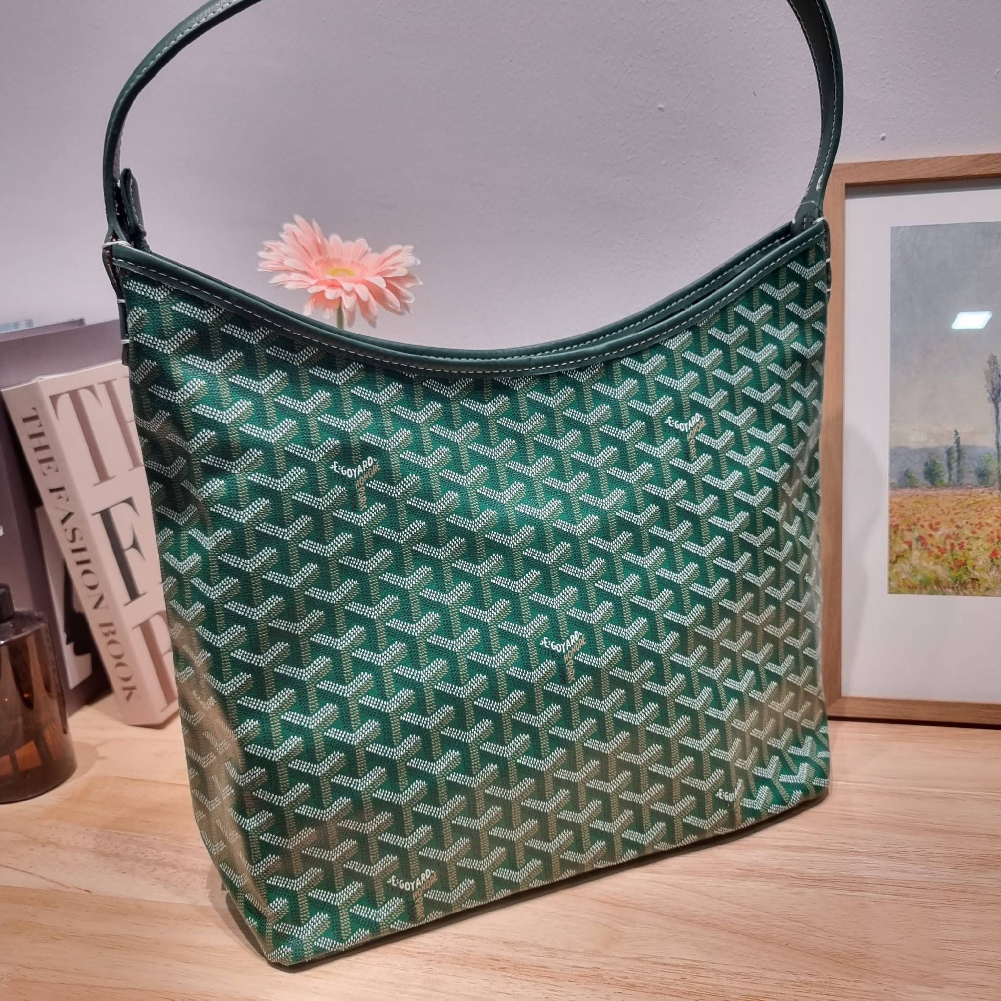 GOYARD BOHEME HOBO BAG / GOYARD HOBO กระเป๋าสะพายทรงโฮโบ ใบใหญ่จุใจ!! มาครบสีขายดี เลิศทุกสี รูปทรงคลาสสิค ดีไซน์เป็นเอกลักษณ์ วัสดุหนังแคนวาสพิมพ์ลายสวยคม ปากกระเป๋ามีซิปเปิด-ปิดกันของหล่นได้ ภายในโล่งกว้างมาก มาพร้อมสายคล้องในตัว ทนทาน สะพายสวยๆได้ทุกวั