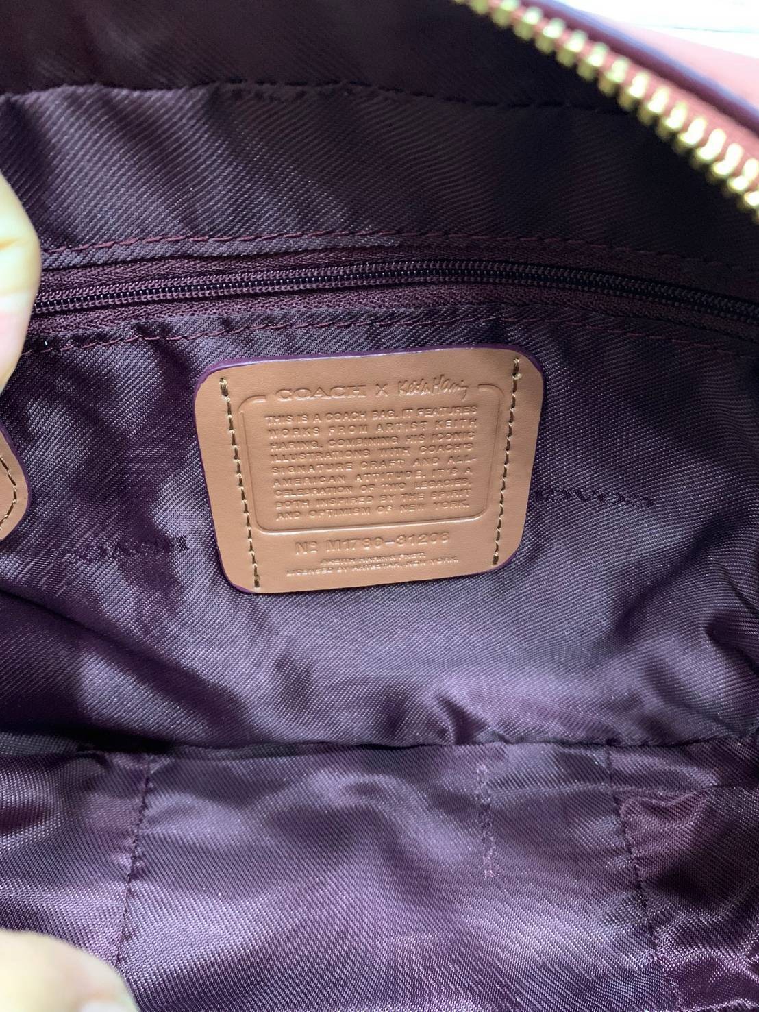 สินค้าขายดี พร้อมสีใหม่ 3สี ในไทยยังไม่มีค่ะ !! COACH SIGNATURE CROSSBODY BOX BAG ((F31208)) กระเป๋าสะพายวัสดุหนังแท้ จาก coach factory outlet หนังนิ่ม ทรงสวย ตัวกระเป๋าลายแบรนด์ ตัดขอบหนังเรียบได้สวยงามค่ะ ด้านหน้า-หลัง มีช่องสำหรับใส่ของ เปิดปิดกระเป๋าแ