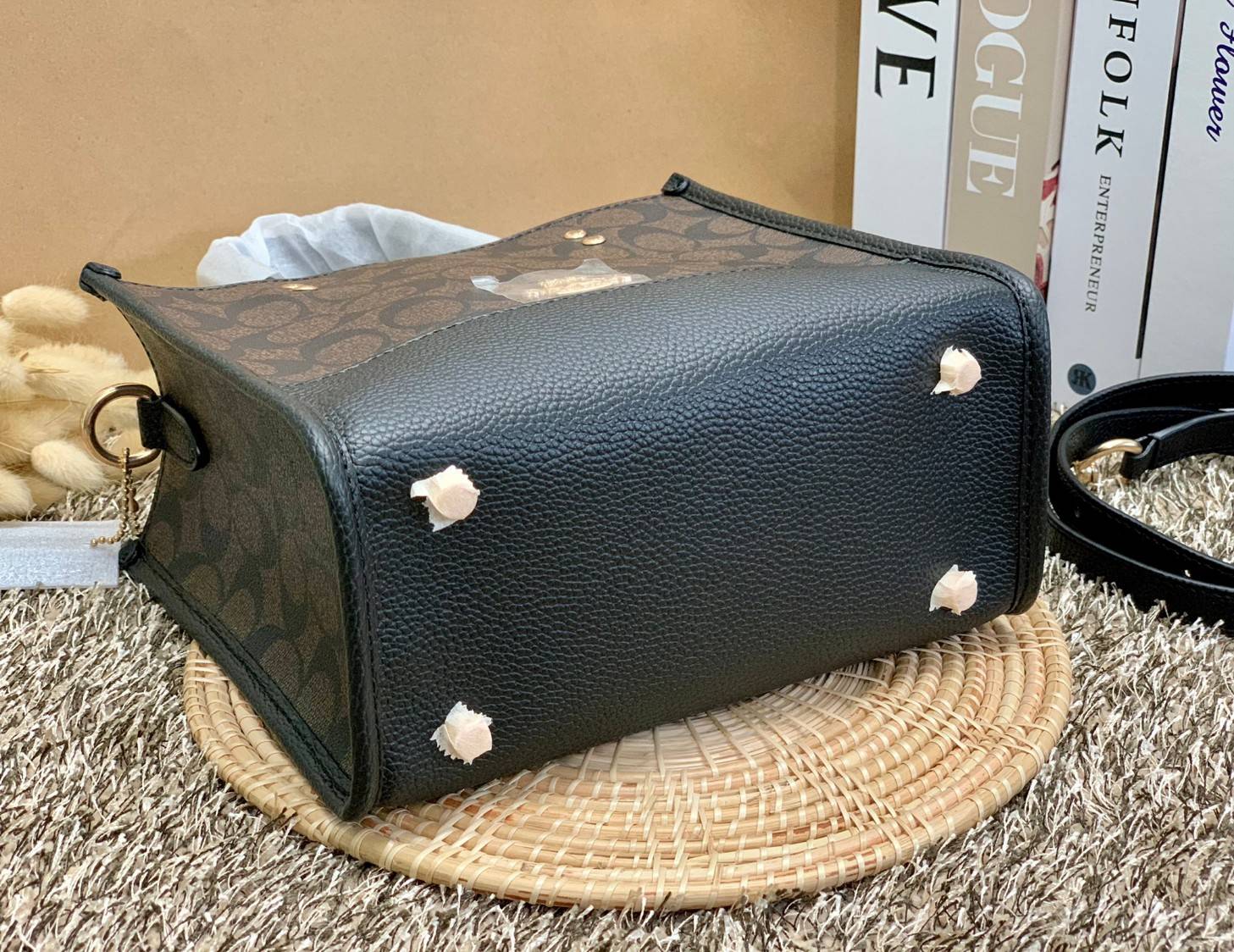 น่าใช้มากๆ สวยเกินราคาไปเลยจร้าา😘 COACH FIELD TOTE 22 SMALL BAG ((C5122)) พร้อมส่งความสวยที่ไทยค่ะ! กระเป๋าหิ้วหรือสะพายข้างได้ หนังแท้นิ่ม ใบจริงสวยมากๆเลยค่ะ ปากกระเป๋าแบบกระดุมแม่เหล็ก ภายในกว้างใส่ของจำเป็นของสาวๆได้เยอะเลย มีช่องซิปและช่องเล็