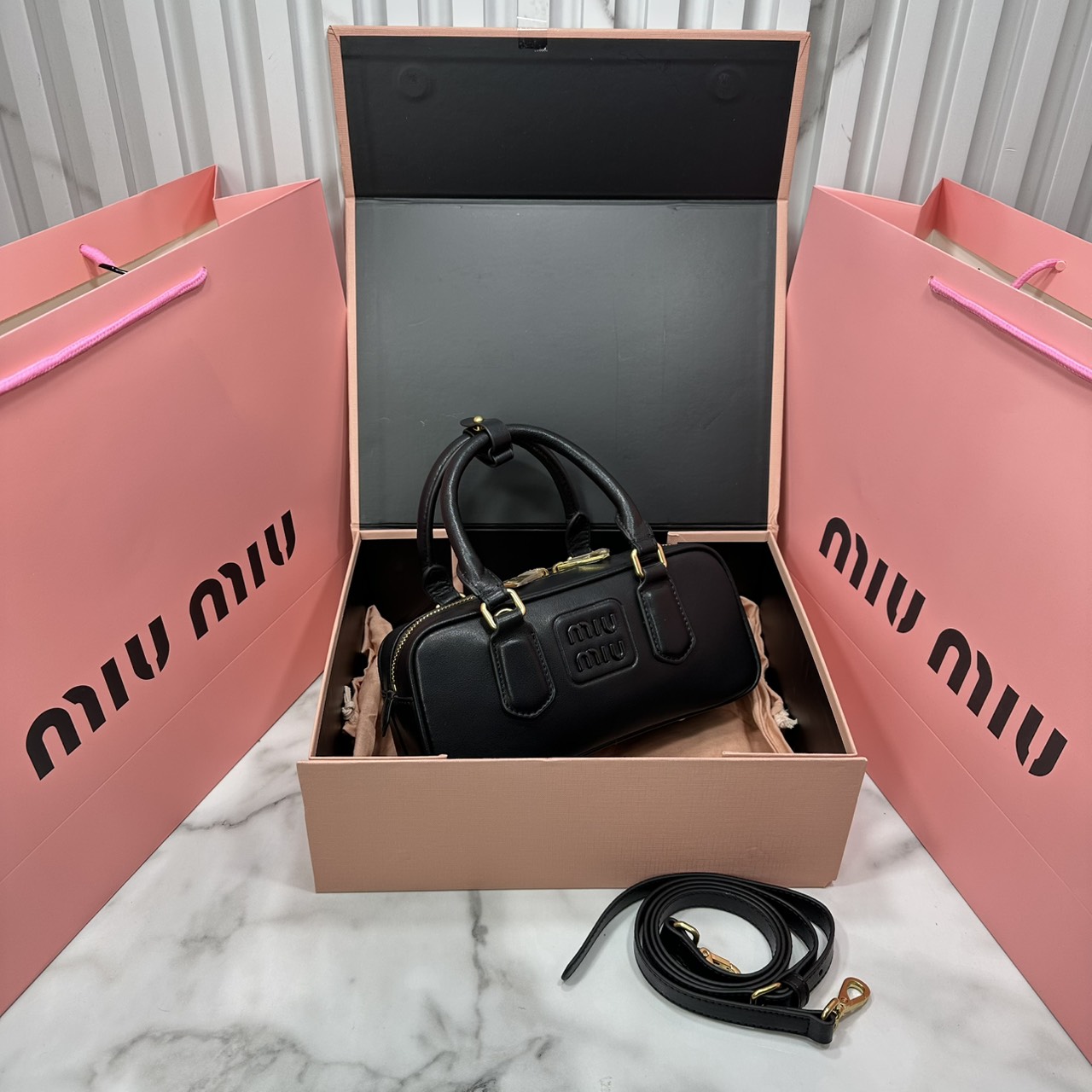 ORI หนังแท้ | MIU MIU Arcadie leather mini-bag Mini 20cm กระเป๋าสะพายทรงโฮโบลุคลูกคุณหรูหรา ไซส์มินิน่ารักๆเก๋ๆ สวยดูแพง หูจับในตัวง่ายและสะดวกพกพา