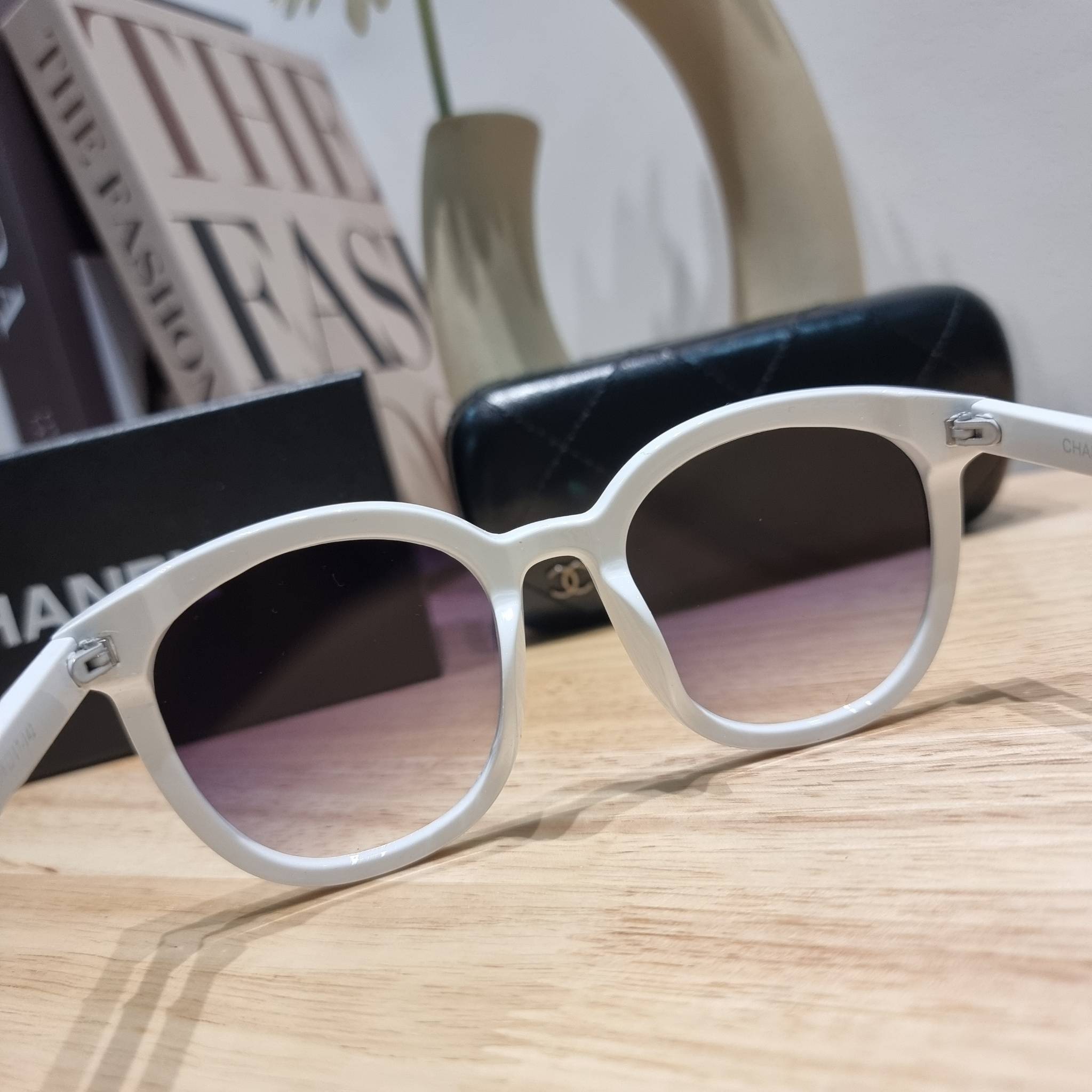 Chanel eye-glasses UV protection gift Box set สุดคุ้ม มาพร้อมอุปกรณ์ครบเซ็ท ดีไซน์ชิคมากแม่!! รับรองไม่ซ้ำใคร ใส่เสริมโหงวเฮ้ง ดูผู้ดี มีพกติดตัวไว้ไม่ตกเทรนด์ ใช้ได้ทุกโอกาส ทุกสถานการณ์ ใส่ที่บ้านถนอมสายตา