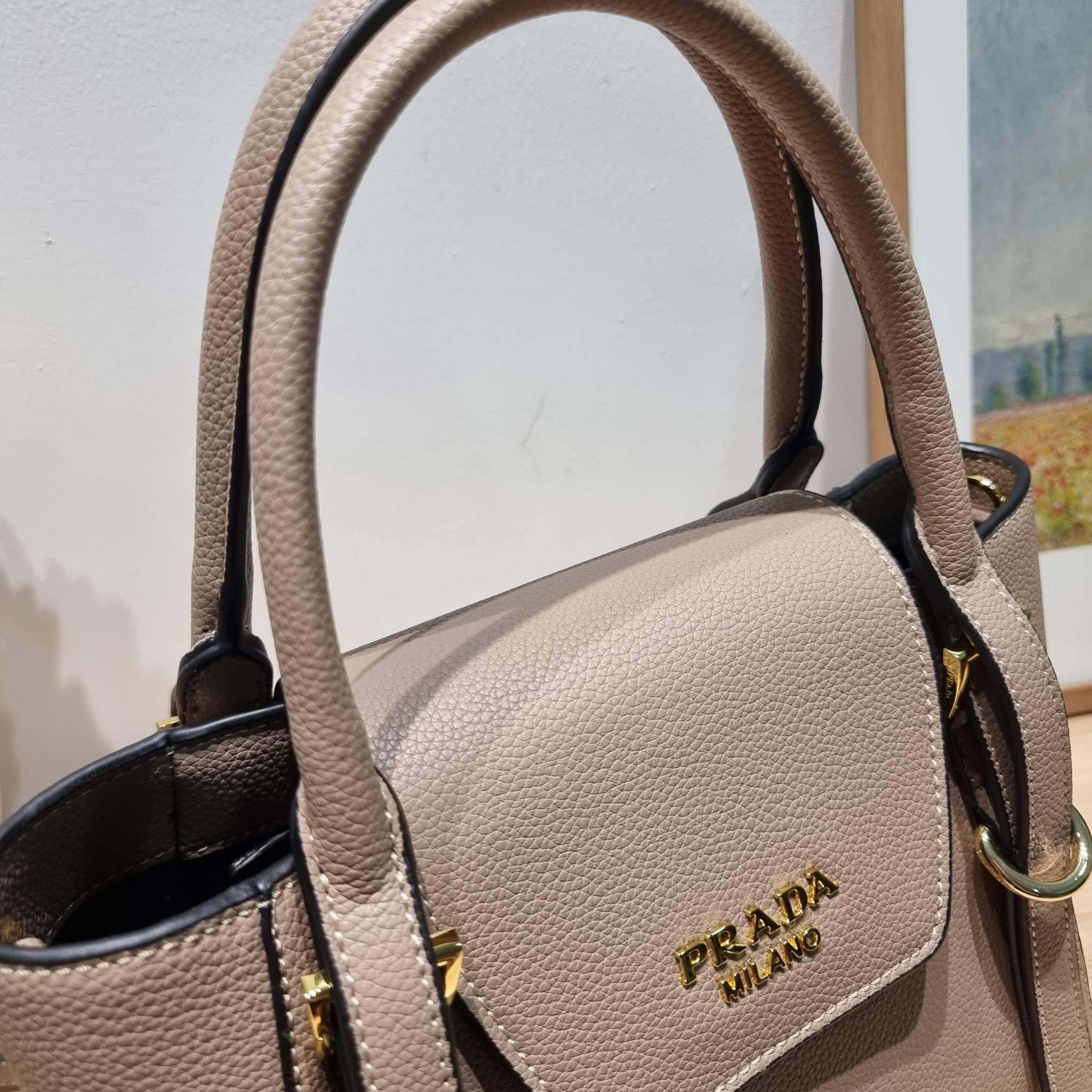 PRADA Saffiano leather bag / Prada leather bag กระเป๋าถือ/สะพายล่าสุด ที่ดีไซน์เรียบหรู สวยคมชัด เต็มไปด้วยดีเทลน่าใช้ สายคล้องไหล่ที่สามารถถอดออกได้
