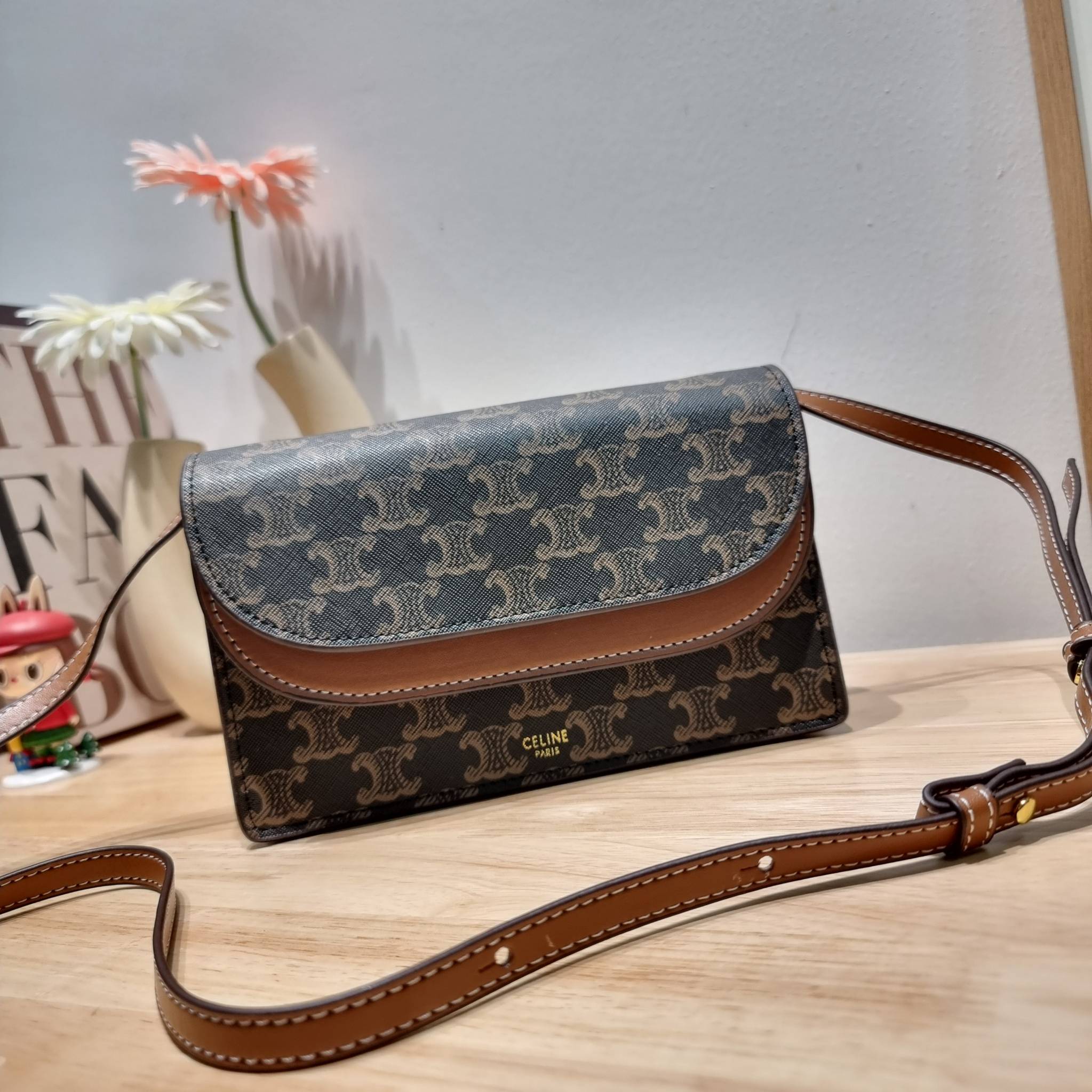 CELINE WALLET ON STRAP IN TRIOMPHE CANVAS AND LEATHER อีกหนึ่งรุ่นยอดนิยม กระเป๋าสะพายกึ่งคลัทช์ ในรูปแบบกระเป๋าสตางค์ ให้พกพาได้ง่าย ใส่ของสำคัญ มือถือ หรือบัตรต่างๆได้