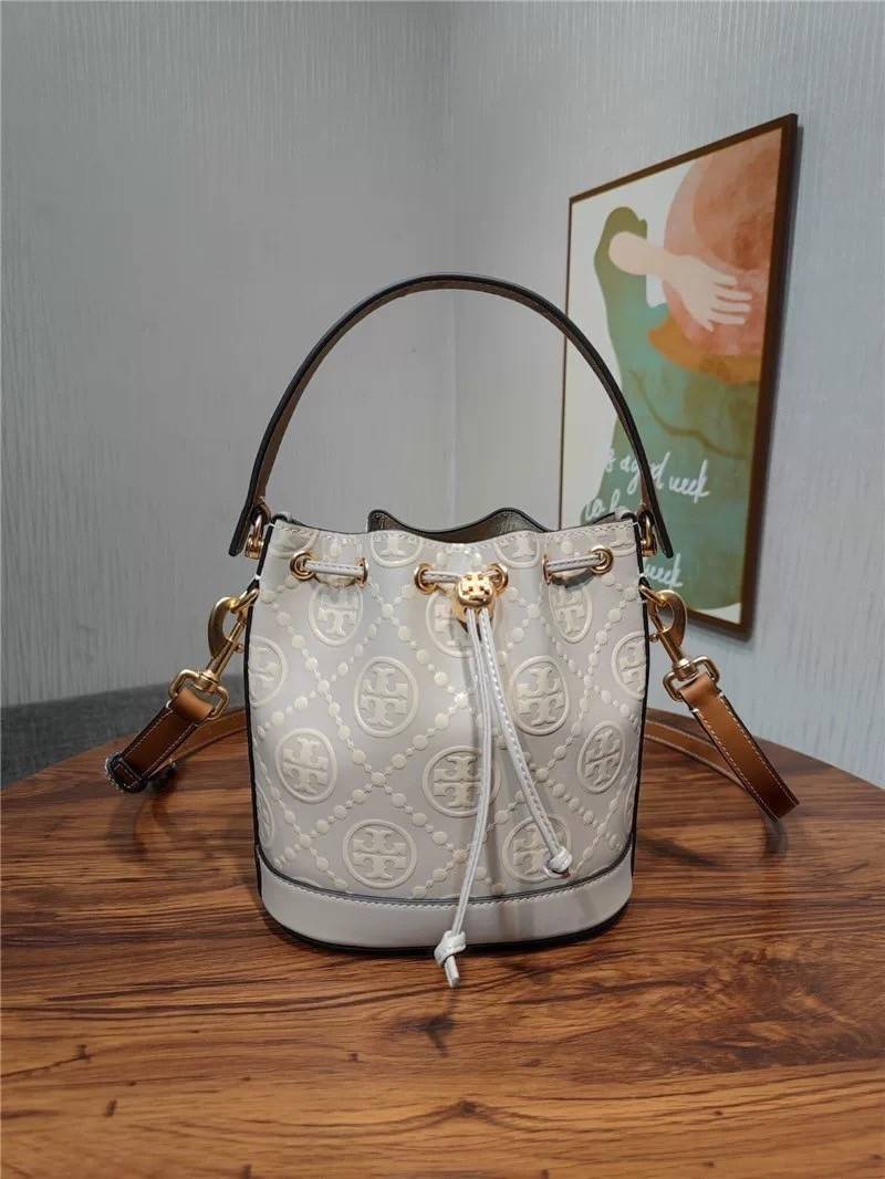 Medium : Tory Burch T Monogram Embossed Bucket Bag กระเป๋าถือหรือสะพายไหล่ ประดับด้วยลวดลายอันเป็นสัญลักษณ์ของแบรนด์ ถูกประดิษขึ้นด้วยความพิถีพิถันวัสดุหนังอย่างดี ด้านในบุด้วยหนังไมโครซูแอคเนื้อนุ่มทำความสะอาดง่าย กระเป๋าผ่าหลังด้านนอก1ช่อง ด้านใน 1ช่อง 