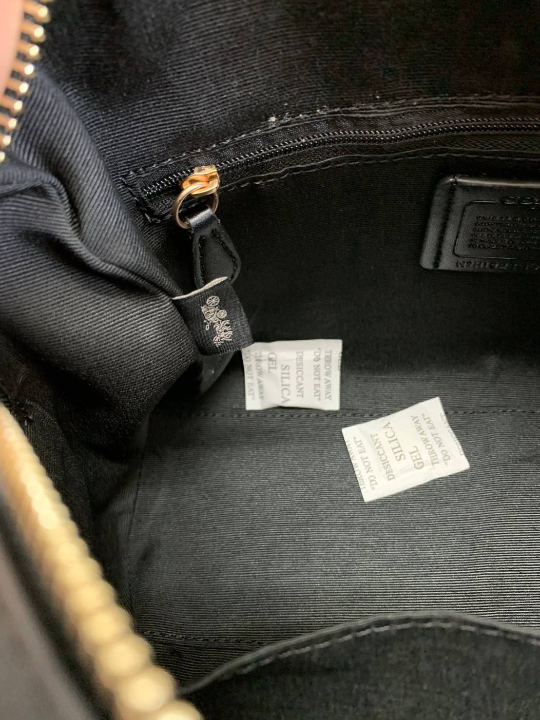 COACH ROWAN SATCHEL BAG ((79946)) กลับมาอีกครั้ง พร้อมสีหายากค่ะ! กระเป๋าหิ้วทรงหมอนสุดฮิตของสาวๆ//สะพายข้างได้ หนังแท้ ลายหนังสวย ทรงสวย ด้านหน้ามีช่องซิปให้หนึ่งช่อง เปิดปิดช่องหลักแบบซิป ภายในกว้างใส่ของจำเป็นของสาวๆได้ครบ มีช่องเล็กและช่องซิปใส่ของจุก