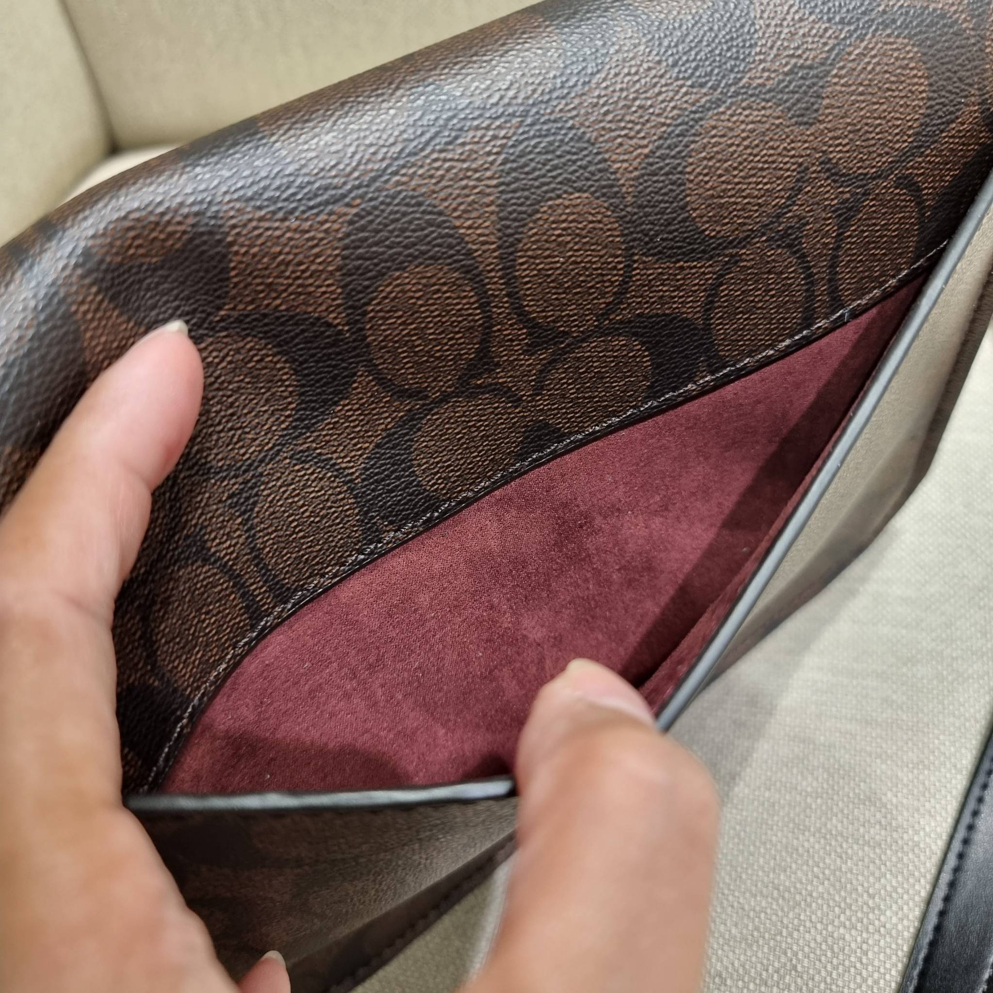 COACH C5633 BRYNN FLAP CROSSBODY IN SIGNATURE CANVAS แซ่บที่สุด ใหม่ที่สุด!! คอลเลคชั่นใหม่!! มองยังไงก็หลงรักละสายตาไม่ไหว กระเป๋าสะพายข้างลุคไฮน์ ที่ดีไซน์ออกมาได้ปัง และดูแพงมากๆ ด้วยดีเทลคลาสสิค รูปทรงใช้งานง่าย เรียบๆแต่มีดีเทล วัสดุหนังแคนวาสสลับหนั