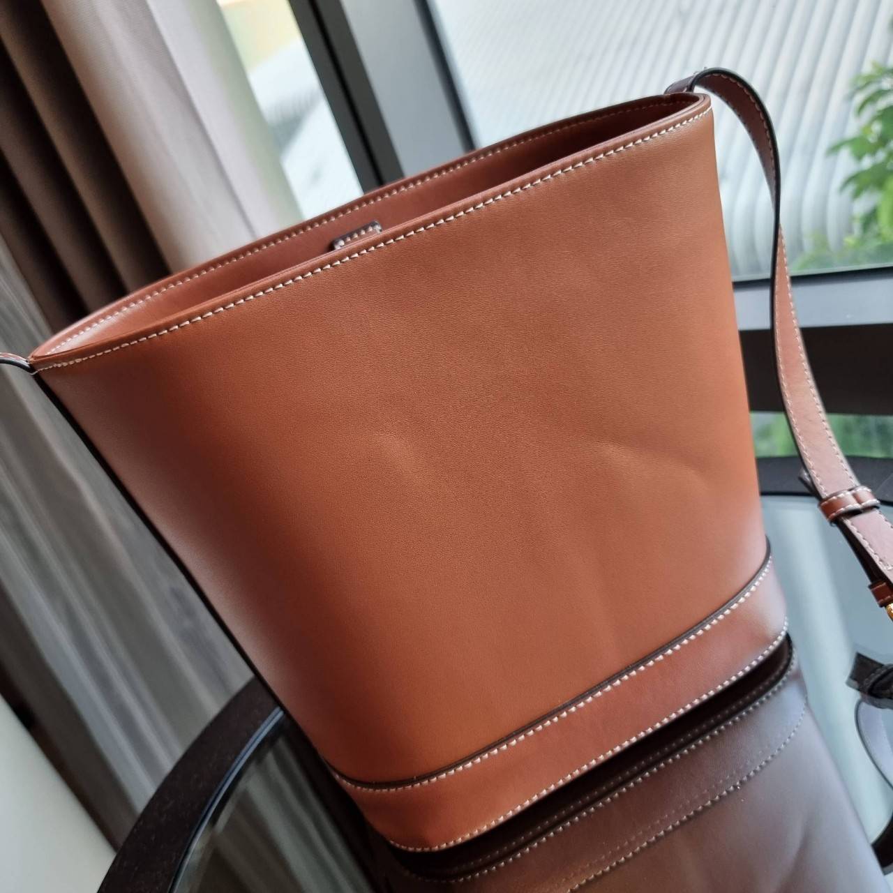 VIP 】CELINE BUCKET BAG CUIR TRIOMPHE คอลเลคชั่นใหม่ ฮิตข้ามปี กับกระเป๋าสะพายทรงถัง ใช้งานง่ายที่สุด สายสะพายในตัว ปรับใช้ได้เลย วัสดุหนังวัว เรียบหรู ผู้ดีไปอีก โดดเด่นด้วยโลโก้เอกลักษณ์ มีกระดุมปิดที่ปากกระเป๋า ภายในโล่งกว้าง ใส่ของแบบจุๆไปเลย เป็นรุ่นท