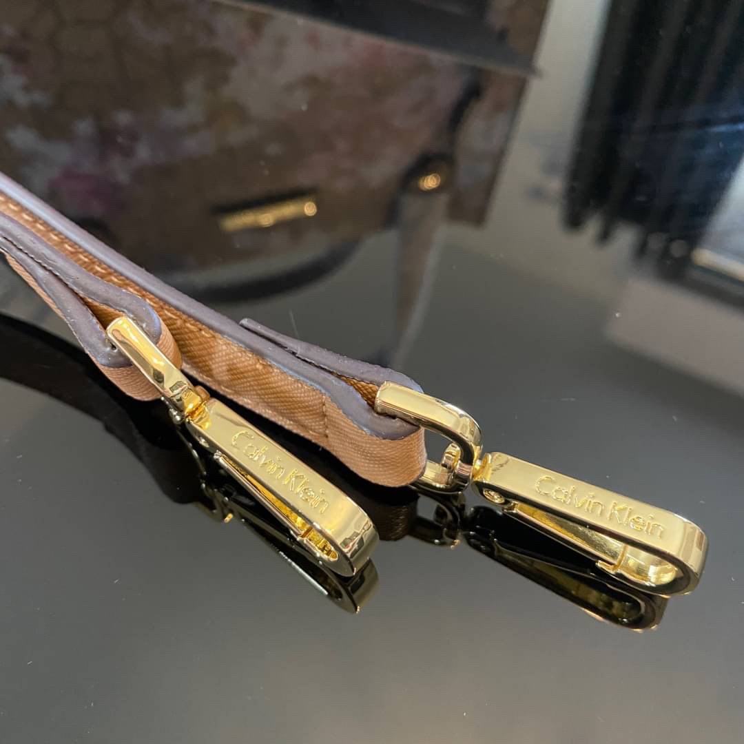 CALVIN KLEIN JEANS crossbody bag กระเป๋าถือหรือสะพาย ลายซิกเนเจอร์แบรนด์ทั้งใบ มีหูจับสำหรับถือ เปิด-ปิดกระเป๋าด้วยกระดุมแม่เหล็ก ด้านในโล่งกว้างมีช่องเล็กและช่องซิปสำหรับใส่ของจุกจิก ซับในลายแบรนด์อย่างดี มาพร้อมสายสะพายยาวปรับระดับได้ สามารถใช้ได้หลากหล