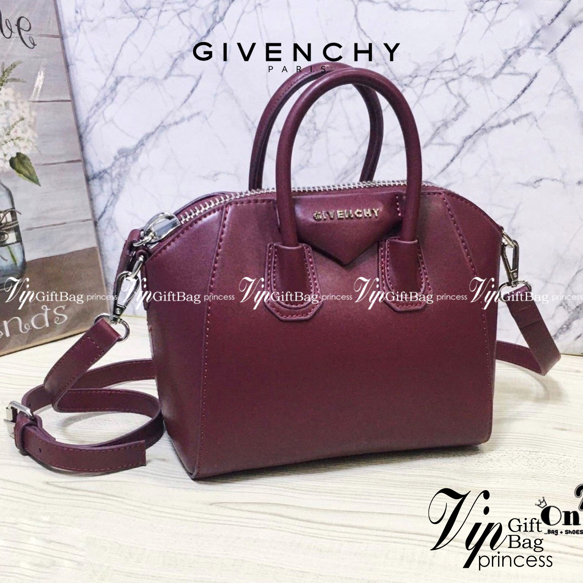 Givenchy Antigona Mini leather shoulder bag กระเป๋าสุดคลาสสิก ใบเดียวก็เอาอยู่ Day to Night Bag เข้าได้กับลุค Smart Casual ด้วยทรงกระเป๋าที่ฐานกว้างใส่ของใช้ที่จำเป็นได้ทุกอย่าง ตั้งอยู่ทรง มาพร้อมสายสะพายตกแต่สายแบบหมุดแหลม สามารถปรับระดับได้ จะถือหรือคล