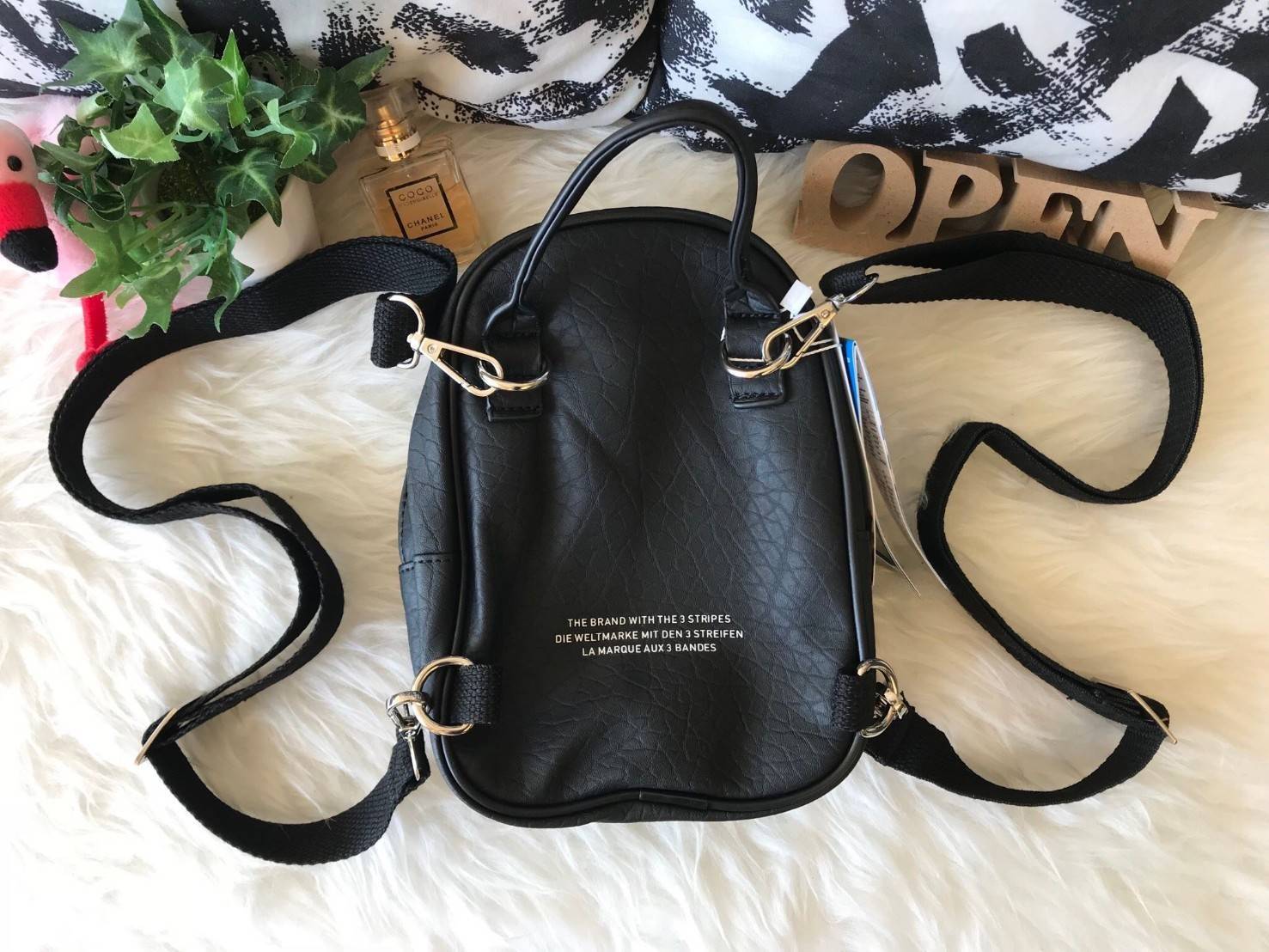 ADIDAS ORIGINALS CLASSIC MINI BACKPACK กระเป๋าเป้ทรงคลาสสิคไซส์มินิจากแบรนด์ adidas มาในขนาดกระทัดรัด น้ำหนักเบา พกพาสะดวกมากๆ วัสดุหนังนิ่มมือสุดๆ!! ทำความสะอาดง่าย เปิด-ปิดกระเป๋าด้วยซิป มีช่องหลักและช่องย่อยด้านหน้า หัวซิปปั๊มแบรนด์อะไหล่สวย ภายในกระเป