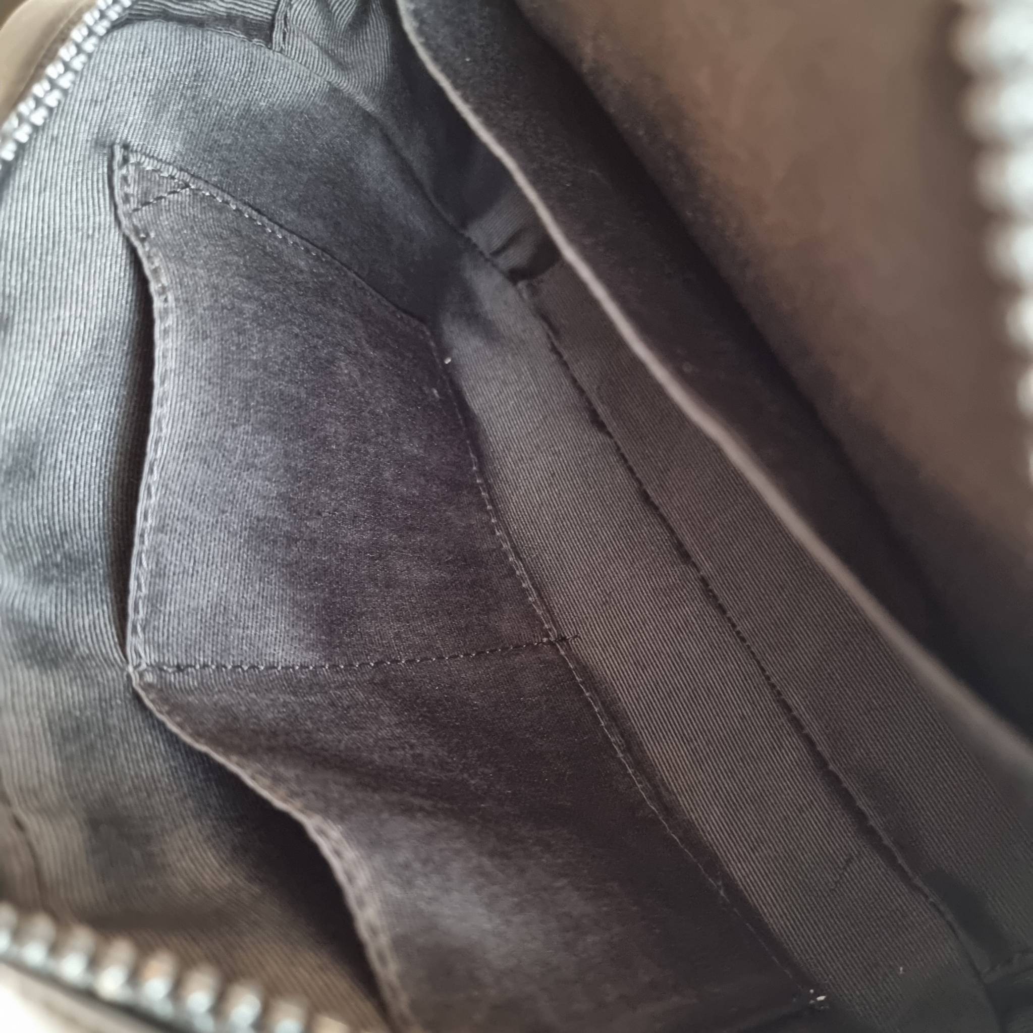 COACH TRACK CROSSBODY IN COLORBLOCK WITH COACH PATCH C6657 C8128 หล่อบอกต่ออีกหนึ่ง กระเป๋าสะพายทรงแมสเซ็นเจอร์ รุ่นเอาใจหนุ่มๆ ที่สาวๆก็อยากใช้!! ด้วยดีไซน์สีคัลเลอร์บล็อคที่โดดเด่น ทำให้ดูน่าใช้งาน วัสดุหนังแท้ สวยคมซ่อนหรู ฝากระเป๋ามีตัวล็อคแน่นหนา เปิ