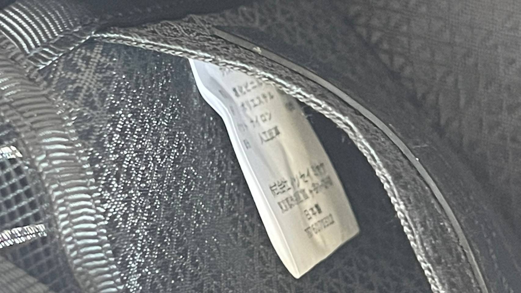 small : BAO BAO ISSEY MIYAKE SMALL BUCKET เป็นกระเป๋าบัคเก็ตขนาดเล็กสามารถใช้ใส่กระเป๋าสตางค์และโทรศัพท์มือถือได้ ซีรีย์ใหม่นี้มีจุดเด่นที่แผ่นรูปทรงสี่เหลี่ยมด้านขนานในแนวตั้ง เกิดเป็นรูปทรงสามมิติ