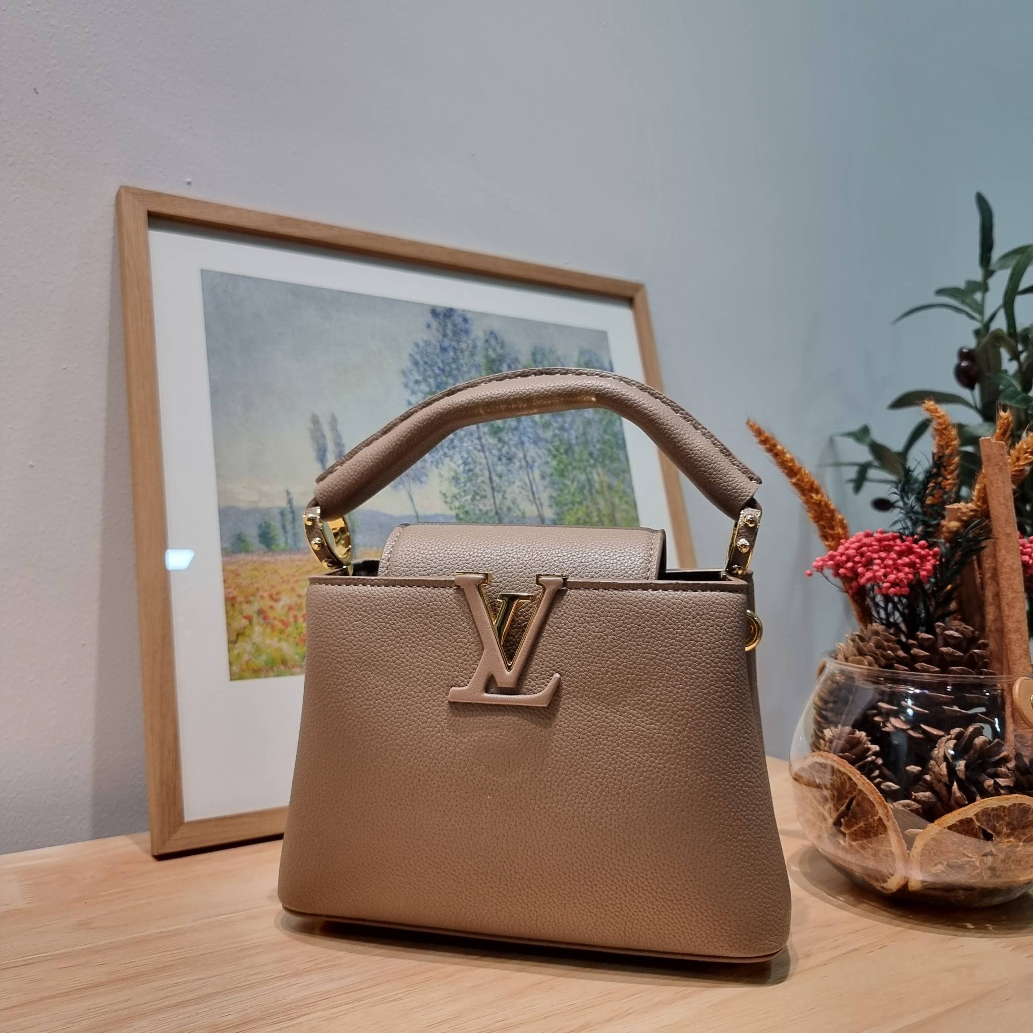 LV capucines mini top handle ที่สุดของความสวยในราคาเบาๆ กระเป๋าถือสุดหรู ดีไซน์ทรงคลาสสิค ที่รอบนี้มาในไซส์มินิ ดีงามม้ากกกก!! มาพร้อมหูจับในตัว ด้วยรูปทรงวินเทจและวัสดุหนังลูกวัว ขับผิว ทำให้ไอเท็มนี้สะกดทุกสายตาจริงๆ