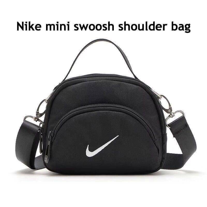 Nike mini swoosh shoulder bag กระเป๋าถือหรือสะพาย ขนาดมินิ ดีไซน์สุดเก๋จากNike แบรนด์sport สายสกรีนโลโก้แบรนด์ปรับระดับฟรีไซส์ได้ มีช่องซิปใช้งานหลายช่อง พร้อมตัวหนีบแบรนด์ในเซทเฉพาะรุ่น ใส่ไอโฟนพลัส ของจุกจิกแยกใส่ได้เป็นสัดส่วน อีกหนึ่งรุ่นลิมิเตทที่ใช้