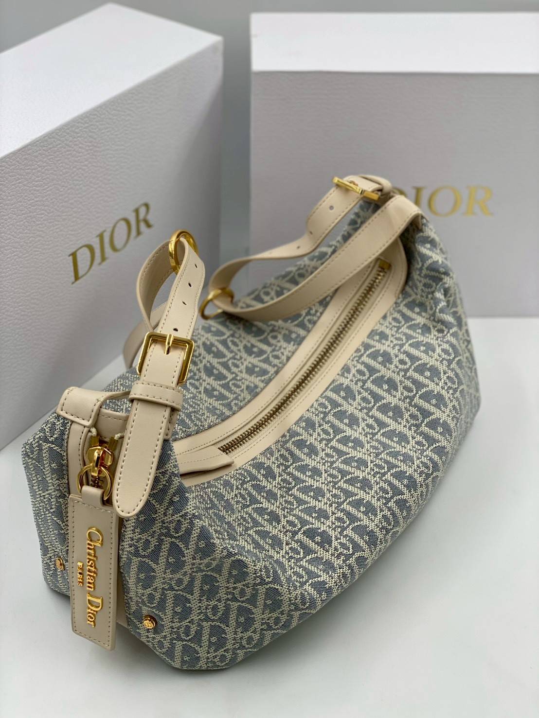 ORI หนังแท้ | DIOR D-Journey Bag กระเป๋าสะพายนิยามใหม่ดีไซน์ทันสมัย โดดเด่นด้วยรูปทรงโฮโบที่มาพร้อมกับดีไซน์ที่นุ่มนวลและทันสมัย พร้อมกับช่องใส่ของแบบติดซิป