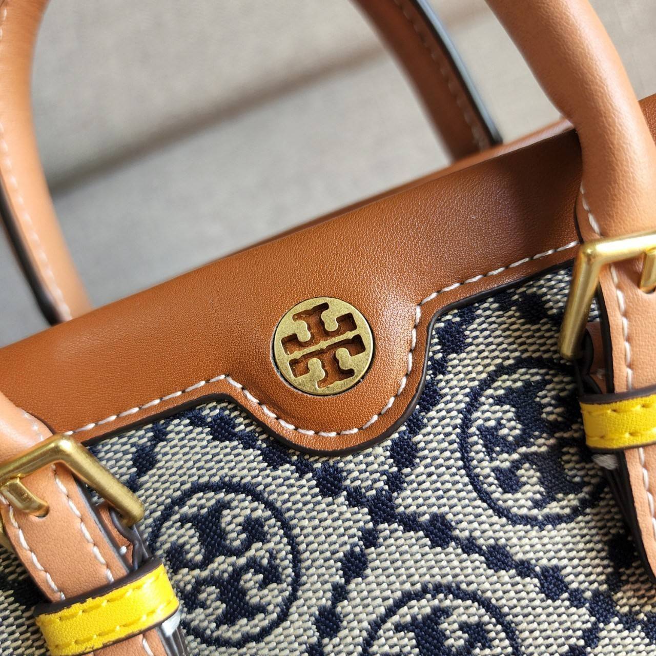 TORY BURCH T MONOGRAM COLORBlOCK JACQUARD MINI TOTE คอลเลคชั่นใหม่ล่าสุด ครอบครองก่อนใคร ไอเท็มยุคนี้รุ่นที่ควรมีติดตู้คะสาวๆ วัสดุ jacquard สลับหนังแท้ หูจับ มาพร้อมสายสะพายข้างหนังแท้ ปรับระดับได้ สายสามารถถอดออกได้ ภายในเป็นช่องโล่ง ใส่มือถือได้ กระเป๋