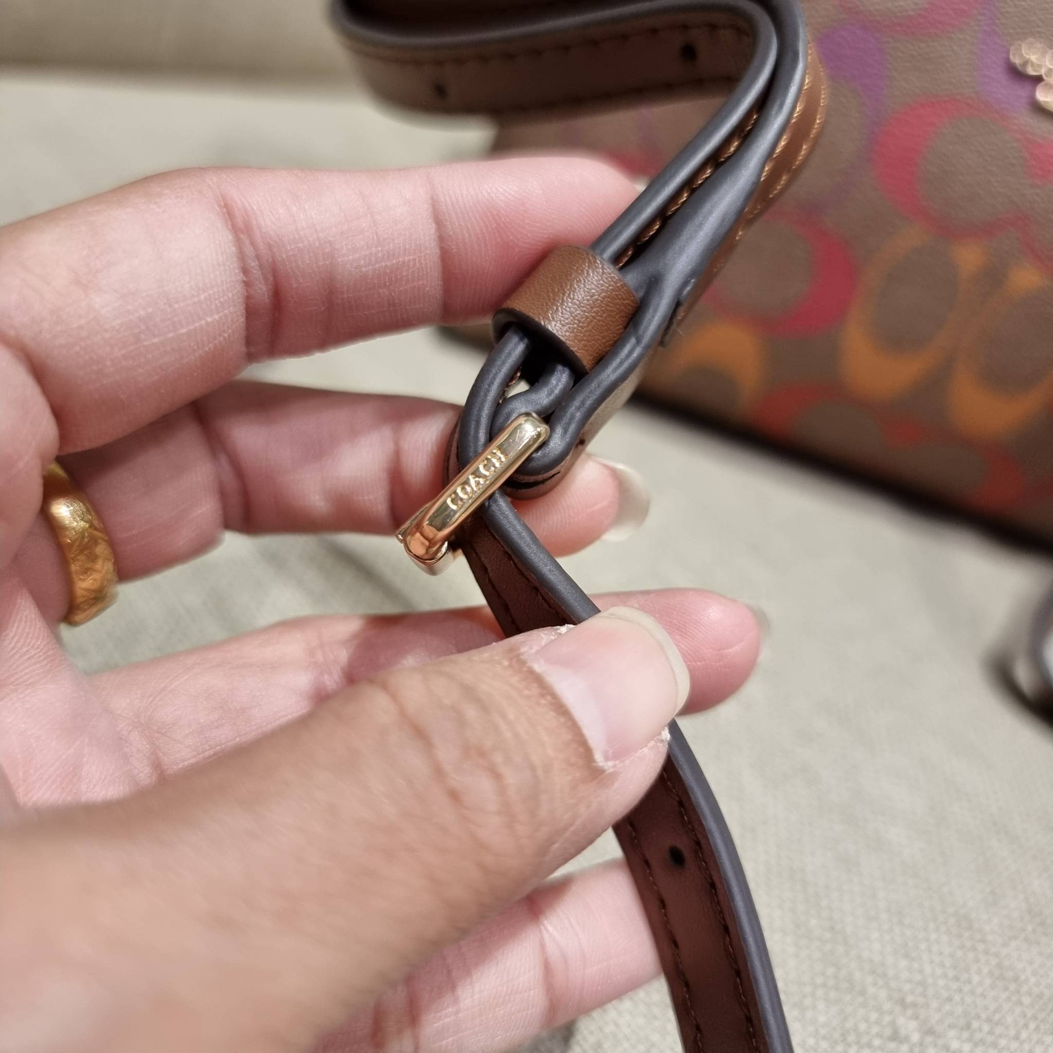 COACH C1653 ZIP TOP CROSSBODY IN RAINBOW SIGNATURE CANVAS คอลเลคชั่นใหม่ ปังและสวยไปอีกหนึ่ง สาวๆตามหาต้องไอเท็มนี้ กระเป๋าสะพายข้าง ใช้งานง่าย สายสะพายในตัว ปรับได้สบายๆ ดีไชน์รูปทรงออกมาคลาสสิค น่าใช้ วัสดุหนังแคนวาส เปิด-ปิดด้วยซิป ภายในเป็นช่องโล่ง มี