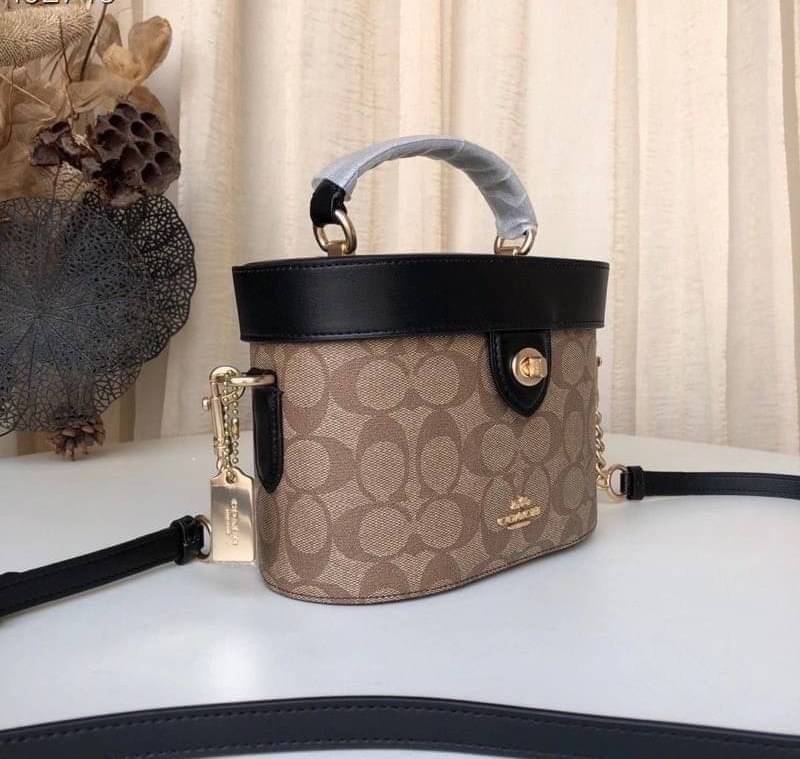 COACH KAY CROSSBODY IN SIGNATURE ((78277)) กลับมาอีกครั้ง! กระเป๋าหิ้ว//สะพายแบบครอสบอดี้ร์ หนังแท้นิ่มสวย เปิดปิดกระเป๋าแบบหมุนล็อค ภายในโล่งสามารถใส่กระเป๋าเงินใบกลางได้;มือถือได้ทุกรุ่น; มีช่องเล็กให้ใส่ของจุกจิก;ซัปในบุผ้าอย่างดีเลยค่ะ มาพร้อมสายสะพาย