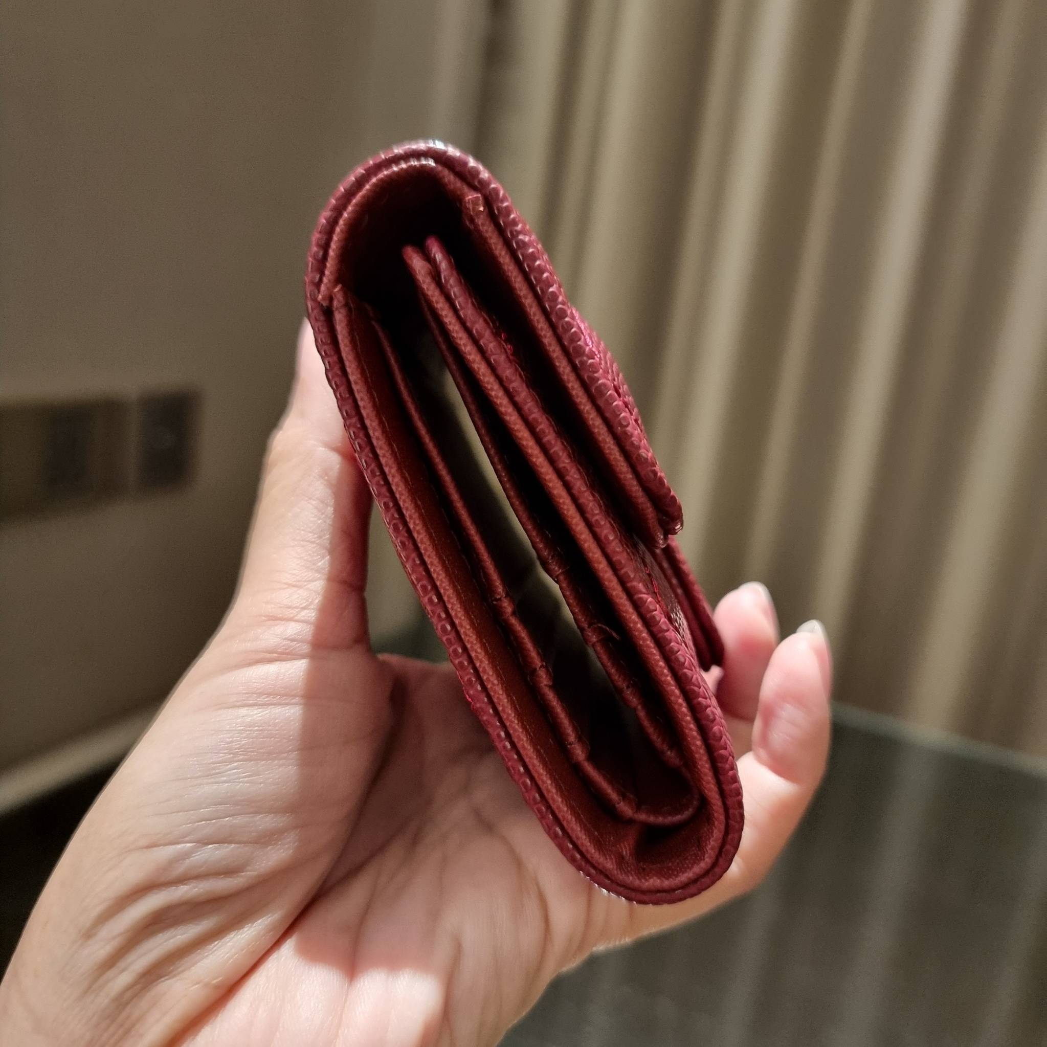 VIP 】มาแล้วจ้า!! รุ่นแนะนำ!! ฮิตติดใจสาวๆ!! กระเป๋าสตางค์ใบสั้นรุ่นฝาพับ จาก Chanel premium for gift เรียบหรู ดูไฮน์ วัสดุหนังสังเคราะห์ลายคาร์เวีย ด้านในเป็นหนังซาฟเฟียโน่ เปิด-ปิดด้วยกระดุมแม่เหล็ก ภายในกระเป๋ามีช่องใส่บัตร ใส่ธนบัตรได้ ดีไซน์เรียบหรูตา