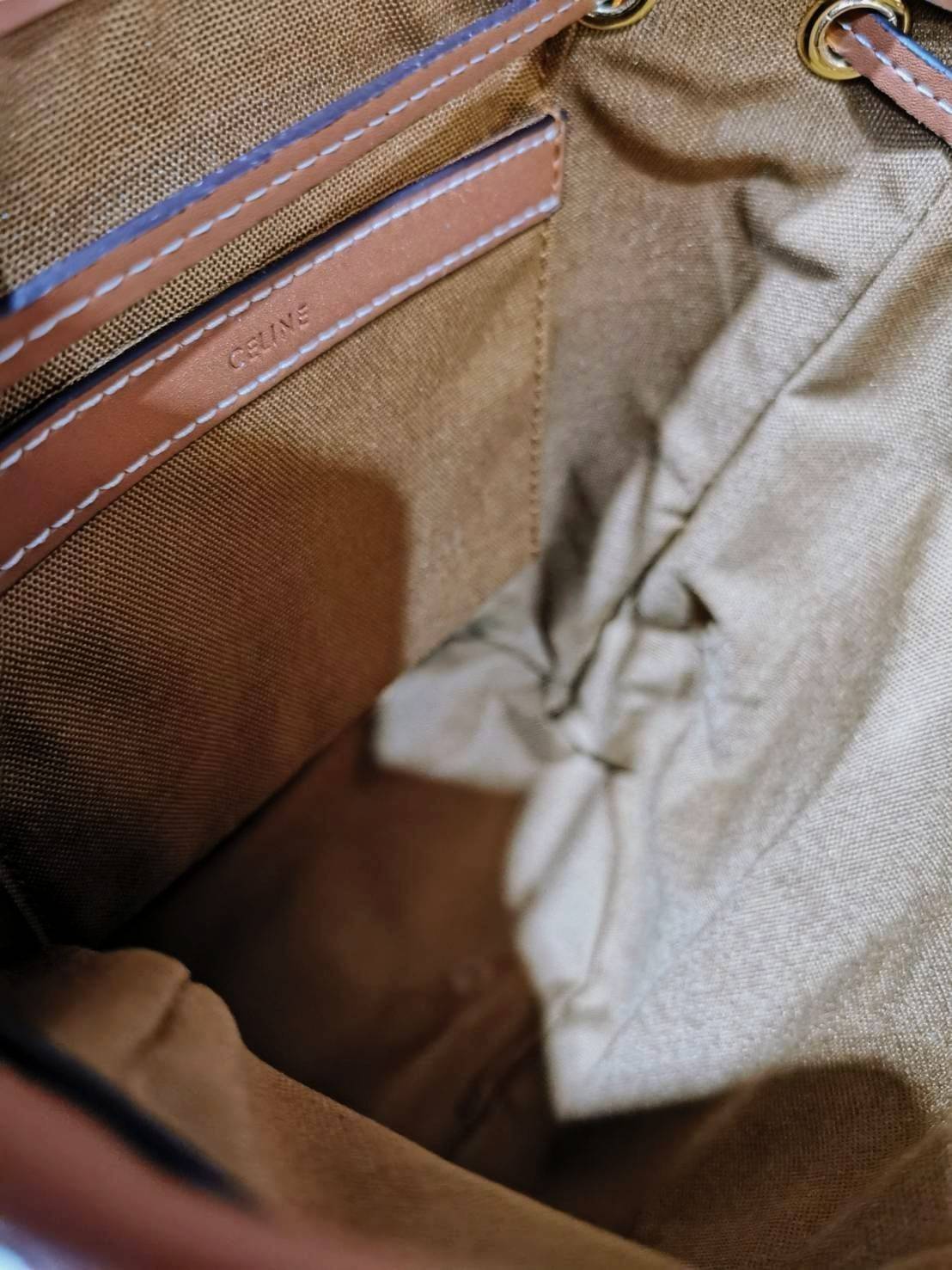 VIP 】CELINE MINI RUCKSACK VIP GIFT WITH PURCHASE (GWP) พรีเมี่ยมกิ๊ฟ Limited Edition จาก CELINE HAUTE PARFUME DUTYFREE COUNTER วัสดุ COATED CANVAS หนังสวยหรูอยู่ทรงกันน้ำเปิดปิดด้วยฝาปิด Belt มีโลโก้แบรนด์และสายรัด Drawstring ภายในโล่งสามารถใส่กระเป๋าสตาง