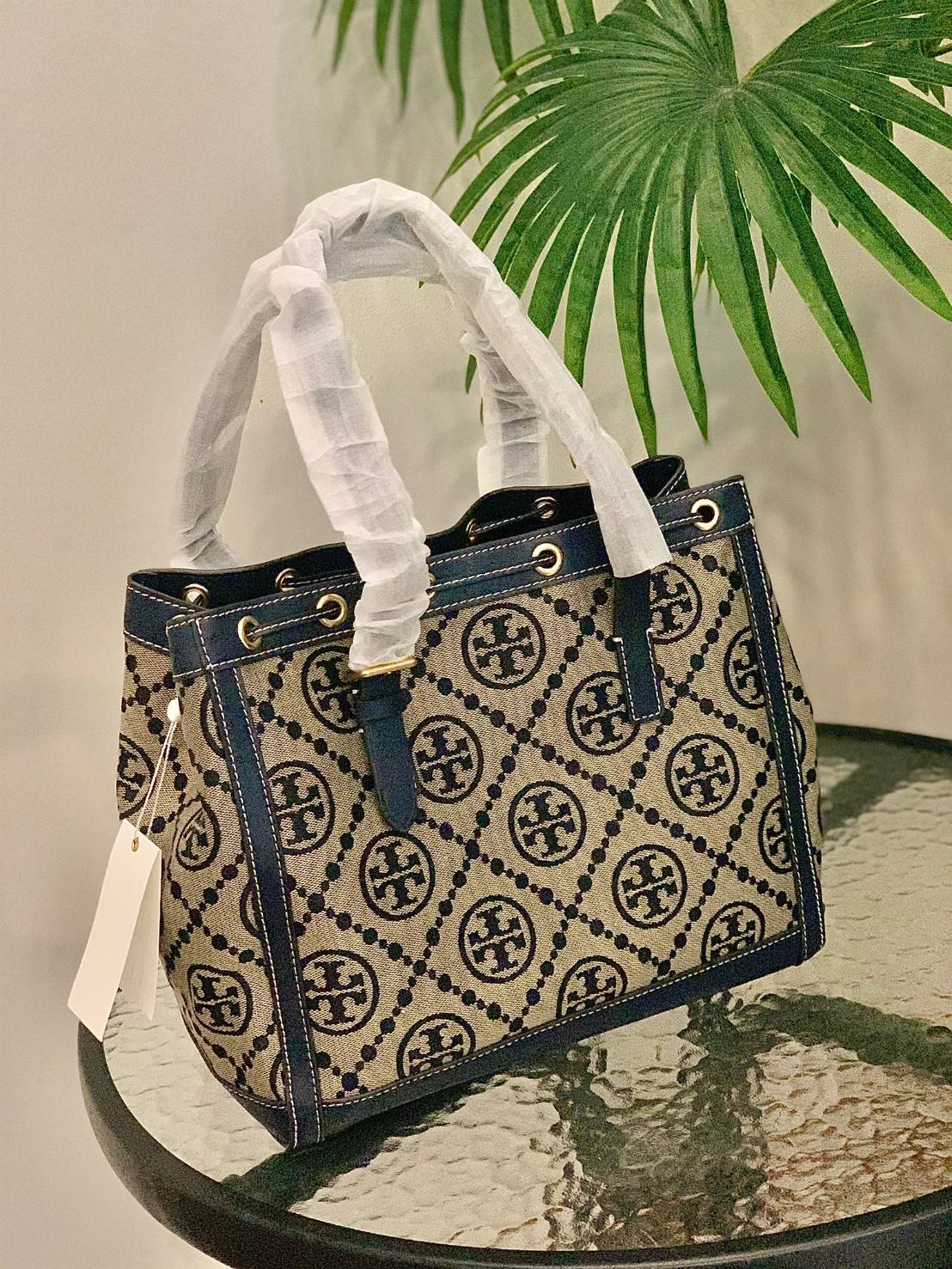 OUTLET 】Tory Burch T Monogram Jacquard Tote Bag ใบใหญ่ใส่จุมากค่ะสาวๆ! พร้อมส่ง! กระเป๋าที่สามารถใช้ได้กับทุกๆวัน วัสดุJacquard+หนัง ได้ลงตัว สวยงามค่ะ ปากกระเป๋าแบบหูรูด ที่จับอะไหล่แบรนด์สวย ภายในกระเป๋ากว้างมากๆ สาวๆที่สัมภาระเยอะนี่หายห่วงไปเลยค่ะ มีช