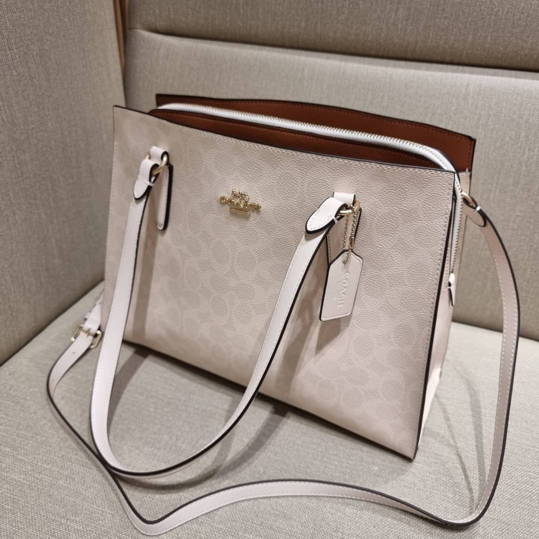 COACH C4075 TATUM CARRYALL IN SIGNATURE CANVAS คอลเลคชั่นใหม่ล่าสุด จัดมาให้ได้สวยก่อนใคร สวยหรูทุกสี!! ลุคผู้ดีต้องมาอีกหนึ่ง กระเป๋าสะพายทรงสวย ที่มาพร้อมสายสะพายไหล่ในตัว และสายครอสบอดี้สำหรับสะพายข้าง วัสดุหนัง crossgrain สวยคมมากๆ ตัวกระเป๋าถูกแบ่งเป